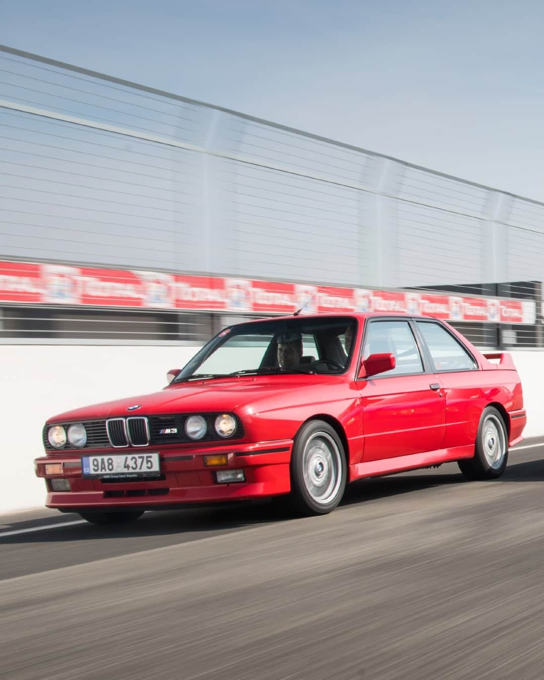 BMWのインスタグラム：「😎 🚗 🏁  #WorldEmojiDay  #BMW #BMWClassic #Icon @BMWClassic」