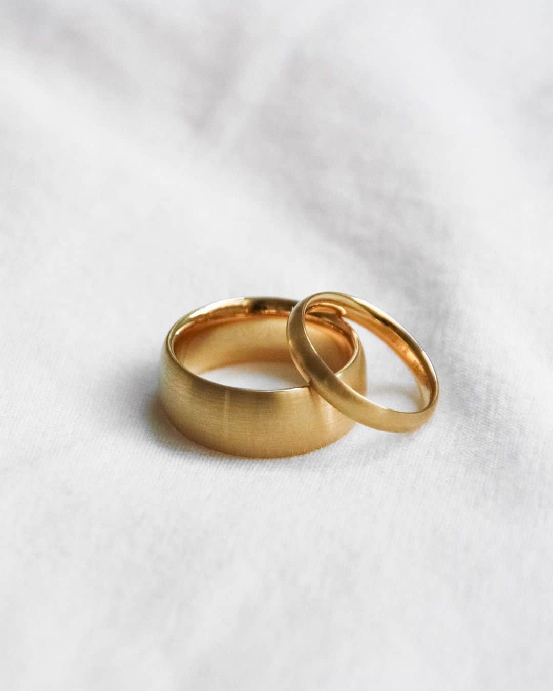 のインスタグラム：「Our classic oval rings are rounded on the inside for a smooth and comfortable wear. #ShiharaBridal  #weddingbands #yellowgold #18kgold #結婚指輪 #マリッジリング」