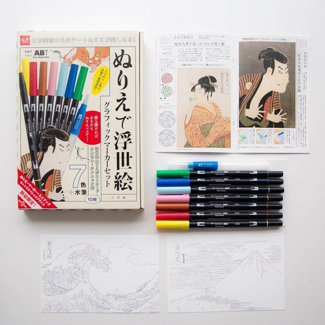 トンボ鉛筆さんのインスタグラム写真 - (トンボ鉛筆Instagram)「ABT付き「ぬり絵で浮世絵」小学館さんより発売のお知らせ🗻✨ 雑誌「和楽」さん @warakumagazine とコラボして、誰もが一度は見たことのある超名作浮世絵を水彩風に塗って楽しめるセットが登場しました！ 画材としてABT６色とトンボの水筆がセットになっています。  浮世絵ポストカードは全部で10枚。普通のポストカードより少し大きめなので、細かい部分の塗りまで楽しめます。 浮世絵や塗り絵になじみの無い方でも安心のガイドブック付き。名作浮世絵についての解説や塗り方のポイントが載っているので、初心者の方でも楽しく塗り絵ができます。  写真で紹介している塗り絵は、和楽編集部の方が塗ったもの。 自分なりの色のセンスで名作浮世絵を楽しめます✨  全国の書店さん、オンライン書店さんなどでお取り扱い中です。  【書籍情報】 和樂ArtBOXぬりえで浮世絵　グラフィックマーカーセット/小学館 定価2200円(税別)  【セット内容】 ・浮世絵ポストカード10枚 ・かんたん！ テクニック帖 1冊 ・トンボABT 6色 ・トンボ水筆(平筆) 1本 . . . #ぬりえ #塗り絵 #abt #tombowabt #tombowdualbrushpens #トンボabt #drawing #markerdrawing #イラストレーター #塗り絵好きな人と繋がりたい #tombowfunart #tombow  #coloredpencil #coloredpencilart #coloredpencils #withtombow  #drawingoftheday #instaart #色辞典 #irojiten #stayhome #stayhomechallenge #ukiyoe #浮世絵 #浮世絵風  #ukiyoeart」7月17日 17時59分 - tombowpencil