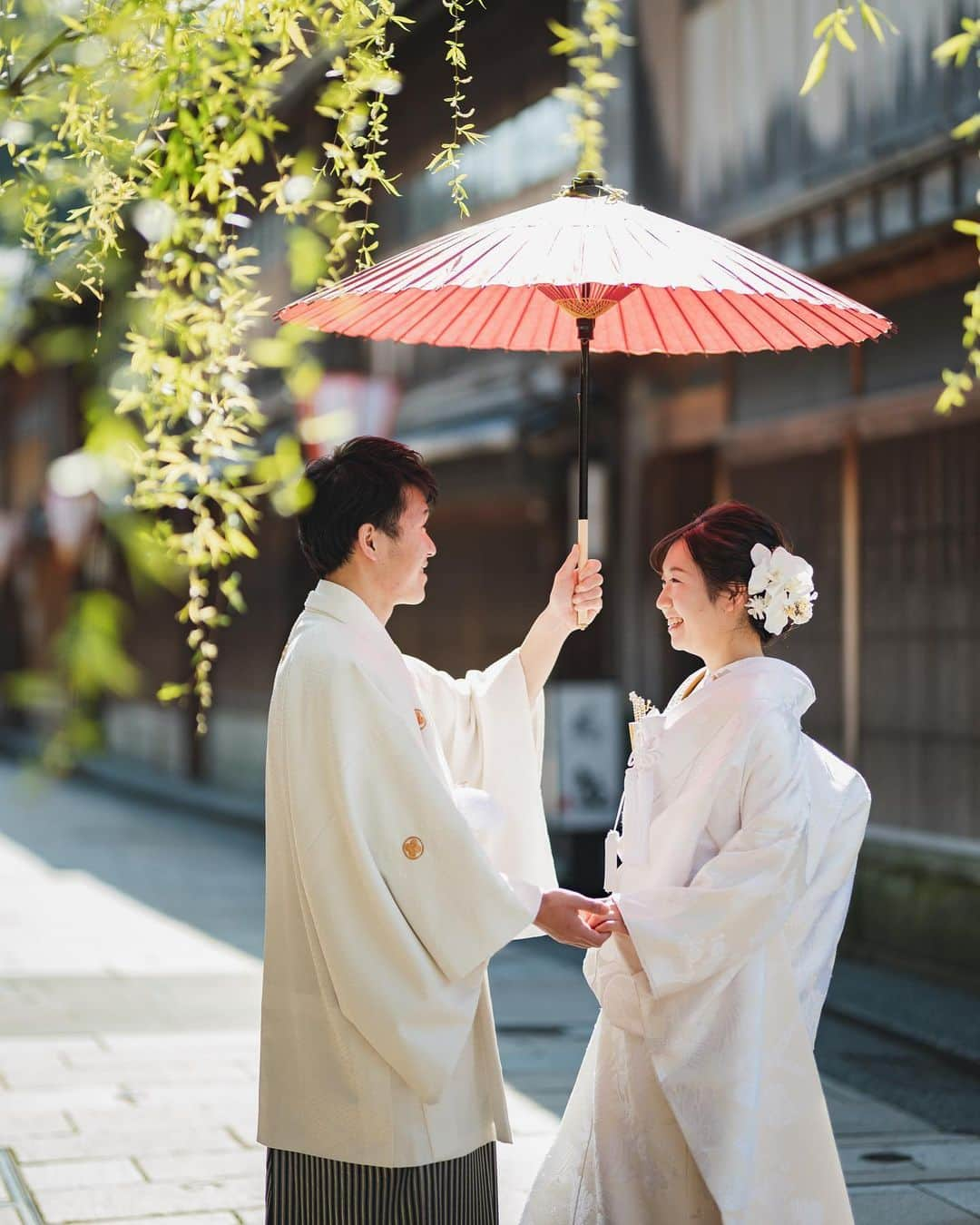 アート工房さんのインスタグラム写真 - (アート工房Instagram)「東茶屋街にてロケ撮影⭐︎ 。 。 。 #金沢神社婚 #兼六園 #ひがし茶屋街 #東茶屋街 #結婚準備 #兼六園前撮り #ひがし茶屋街前撮り #金沢前撮り #金沢フォトウェディング #和装前撮り #富山前撮り #福井前撮り #北陸花嫁 #wedding #神前式 #金沢和婚 #後撮り #プレ花嫁さんと繋がりたい #石川県 #金沢 #プレ花嫁 #前撮り #白無垢」7月17日 18時00分 - artcoubouart