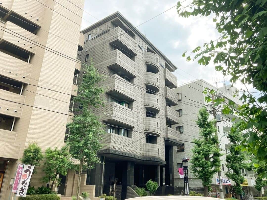 せたがやクラソンのインスタグラム：「setagayakurasson 『セタドウを暮らす 504』﻿ ﻿ ・東急世田谷線世田谷駅 徒歩3分 ・8.0万円・28.50㎡・1R ___________________________________________________________________﻿ ﻿ 1階が美容室になったどことなくバブリーな外観の建物、オートロックのエントランスからエレベーターで上がった5階。 室内は内装も間取りもとってもシンプル。9.8帖のワンルーム。1人暮らしにぴったりな広さ。  休日には世田谷通りに繰り出して、食事やお買い物を楽しんでみてください。いろんな路線バスも通ってるし、ポテンシャルの高い立地で、おすすめです！﻿  ▼この物件の詳細、﻿ そのほかのお部屋はプロフィールのリンクから﻿ @setagayakurasson﻿ ___________________________________________________________________﻿ ﻿ 「オンラインでお部屋探し」スタートしました ご相談お待ちしております。 ﻿ ﻿ _____________________________________________________________________﻿ ﻿ #せたがやクラソン #せたがやンソン #賃貸 #お部屋探し #世田谷区 #世田谷散歩 #リノベーション #賃貸インテリア #日常 #オンラインお部屋探し #引っ越し #内見 #部屋   #世田谷線 #世田谷駅 #世田谷通り #ひとり暮らし #駅近 #バルコニー #フローリング #マンション #グルメ #bricklanesetagaya #うろこ雲 #鹿港」