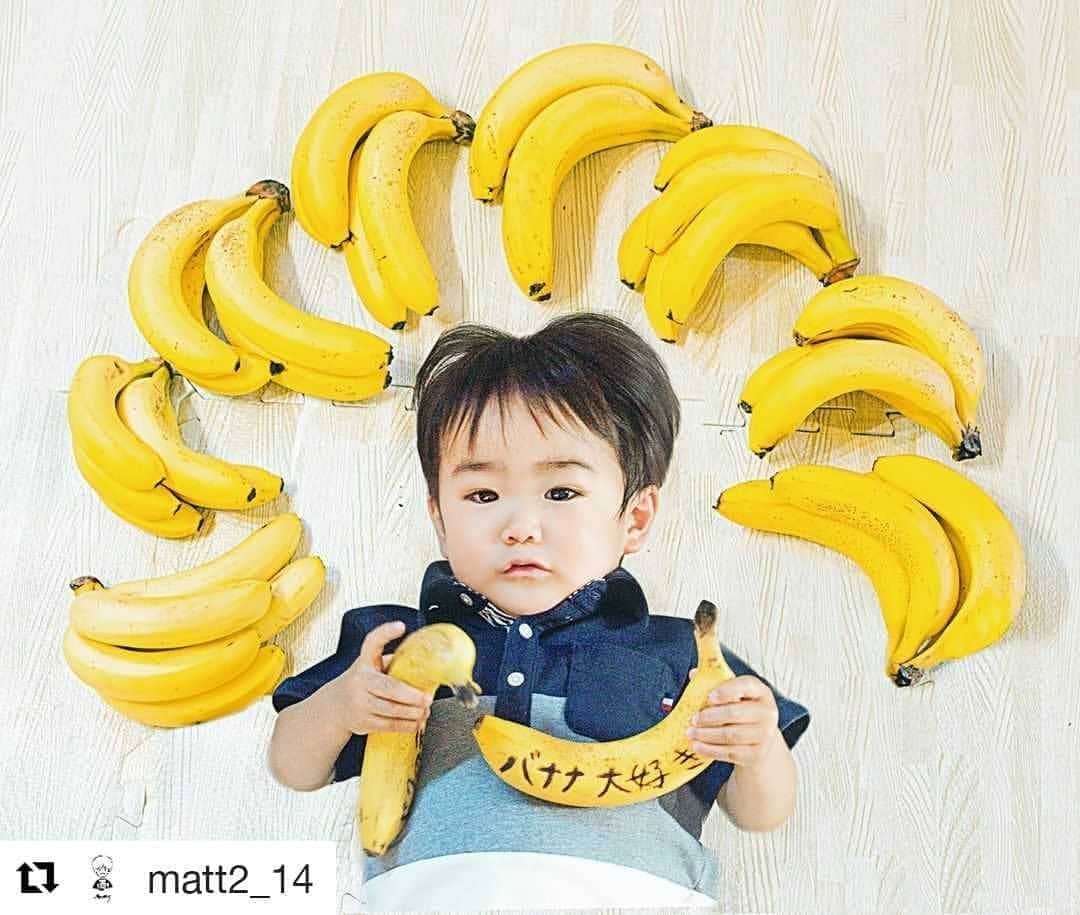 Dole_jp ドール ジャパンのインスタグラム：「バナナって毎日飽きずに食べれますよね🍌 #DoleBananaSmile キャンペーンがきっかけでバナナをたくさん食べるようになった、という方も多いのではないでしょうか😘 これからも笑顔と健康の輪がもっと広がりますように✨ . . #Repost @matt2_14 (@get_repost) ・・・ 息子が大好きなバナナ！﻿ 一日一本は食べないと気が済まないようで！！﻿ ﻿ ﻿ ﻿ 大人もバナナジュースやバナナケーキと﻿ バナナにはお世話になりっぱなし。﻿ ﻿ もはや我が家の必需品となっています。﻿ ﻿ そして、バナナに書いた文字が浮かび上がる﻿ #バナナペン　が面白い！﻿ 5分ほどで書いた文字が浮き上がるんですが、﻿ 息子は５分待てません笑﻿ ﻿ ﻿ ﻿ 息子よこれからもたくさん食べて、﻿ 大きく元気に育っておくれ！！﻿ ﻿ ﻿ ﻿ @dole_jpさんありがとうございます😊﻿ ﻿ ﻿ #DoleBananaSmile#PR﻿ #ポートレート#ポトレの世界#ポトレ撮影隊#ポートレートしま専科#人像摄影#pics_jp#bestphoto_japan#lovers_nippon#everyones_photo_club#ap_japan_#impression_shots#広がり同盟#todays_blue_collection#whim_life#screen_archive#smile_jp#great_myshotz#instagood#japan_of_insta#photo_japan#reco_ig#instagramjapan#jp_mood #awesome_shots#japan_daytime_view」