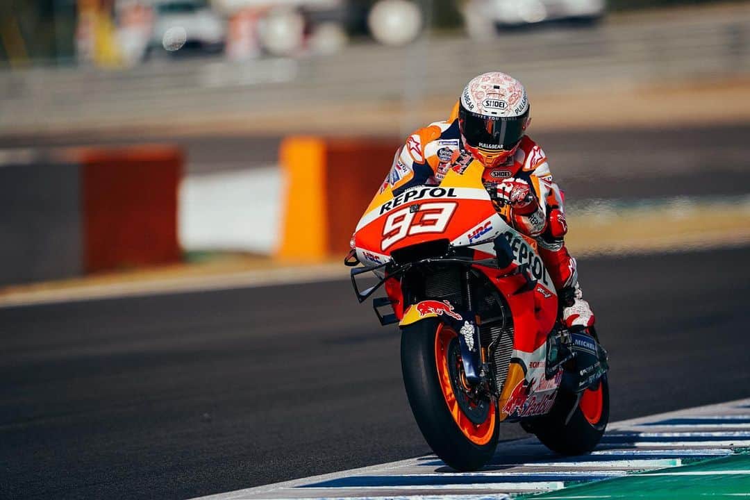 レプソル・ホンダのインスタグラム：「Starting on the right foot. @marcmarquez93 leading the way and rookie @alexmarquez73 within a second 👌 @estrellagalicia00  ⠀⠀⠀⠀⠀⠀⠀⠀⠀ #PushingAheadTogether #RidingForThem #MotoGPIsBack #MotoGP #MM93 #MarcMarquez93 #AM73 #AlexMarquez73 #Racing #Repsol #Honda #Racing #RepsolHonda #HRC #RC213V #ThePowerOfDreams #Racing #Motorcycle #Team #OneHeart」