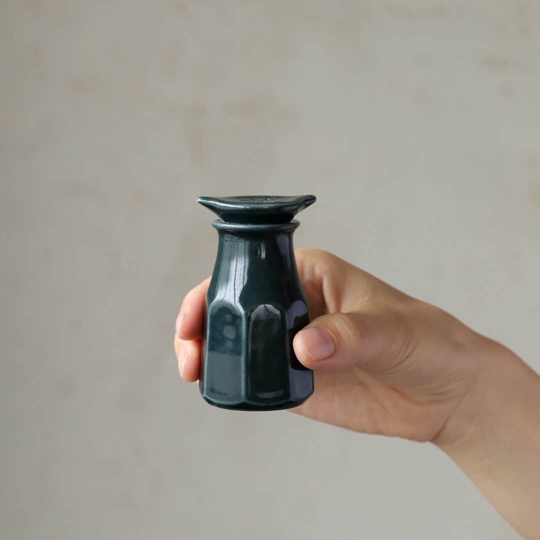 オルネ ド フォイユさんのインスタグラム写真 - (オルネ ド フォイユInstagram)「【手仕事の温もりを感じるタナカマナブさんの器たち】﻿ ﻿ 福井県にて作陶されている、タナカマナブさんの器をご紹介します！﻿ ﻿ 朴訥とした民藝のような佇まいの中に、手仕事の温もりや道具としてのこだわりが感じられるタナカさんの器。﻿ ﻿ 胴に施されたしのぎの装飾や、フタに刻まれた模様などが、素朴で力強い面持ちです。﻿ ﻿ 今回は醤油さしとミニピッチャーが入荷しました！﻿ ﻿ 使い勝手の良い、お気に入りの道具として長く愛用していただけますよ。﻿ ﻿ タナカマナブ﻿ 1973年 福井県三国町生まれ﻿ 1996年 福井大学工学部環境設計工学科卒業﻿ 1999年 越前焼の陶芸家 大森正人氏に師事﻿ 2004年 独立﻿ 三国町の工房にて制作、展示会・個展などを中心に活動﻿ ﻿ ●こちらの商品はWEBショップにて販売しております。﻿ ﻿ ———————————————﻿ ◯WEBショップに関するお問い合わせ◯﻿ オルネ ド フォイユWEBショップ﻿ TEL：03-6876-7832﻿ （午前10時～午後6時／土日祝定休）﻿ e-mail：order@orne.co.jp﻿ ﻿ ﻿ #タナカマナブ #うつわ #器 #陶器 #陶芸  #pottery #陶器 #器好き #作家もの #和食器　#ceramicart #madeinjapan #工芸 #手仕事 #暮らしの道具　#暮らしを楽しむ #暮らしの道具 #ornedefeuilles #オルネドフォイユ」7月17日 18時14分 - ornedefeuilles