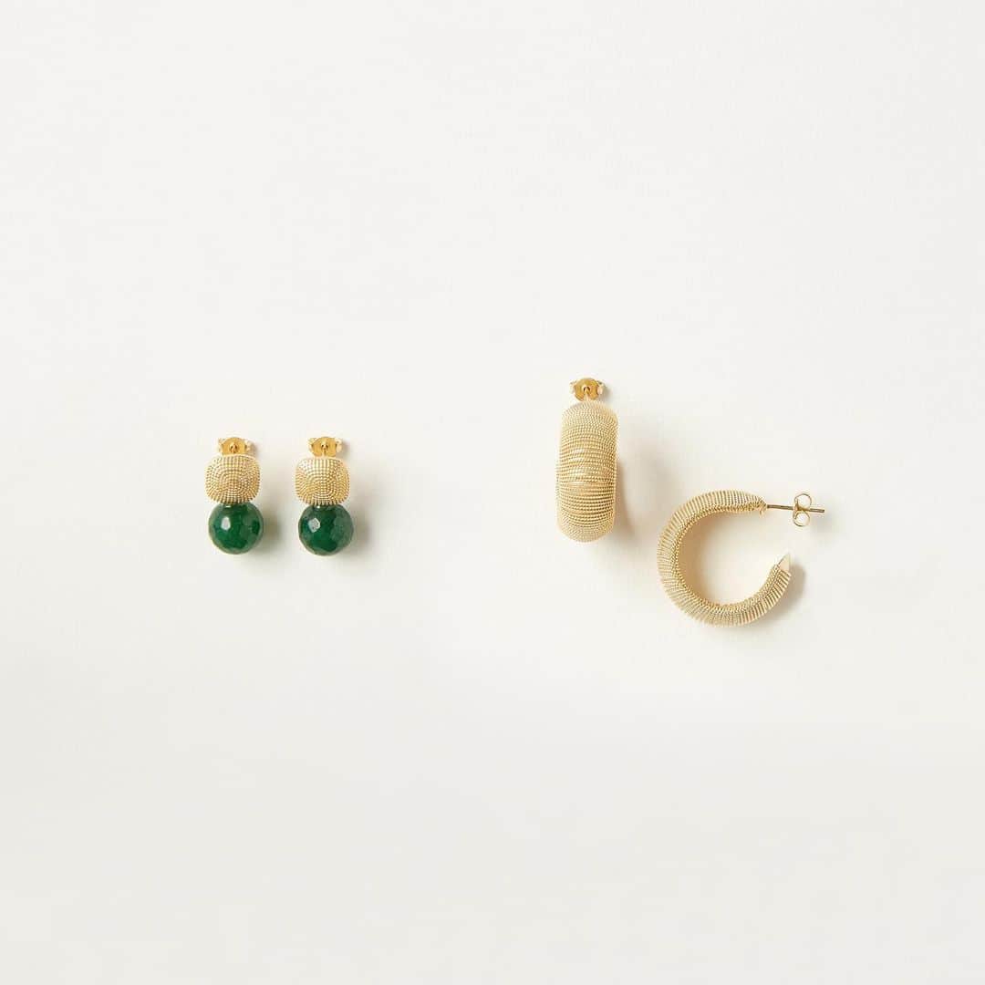 エリオポールのインスタグラム：「. 2020 Pre Fall Collection . *from left PIERCED EARRING [Eneida Franca] 4,900yen+tax/9,800yen+tax . ファイナンスの仕事をしていたデザイナーのEneida Francaが立ち上げたアクセサリーブランド。カジュアルからキレイめスタイルまで、幅広いコーディネートで活躍してくれるアイテムがそろいます。 . . . #HELIOPOLE #エリオポール #selectshop #fashion #style #accessories #ピアス #イヤカフ」