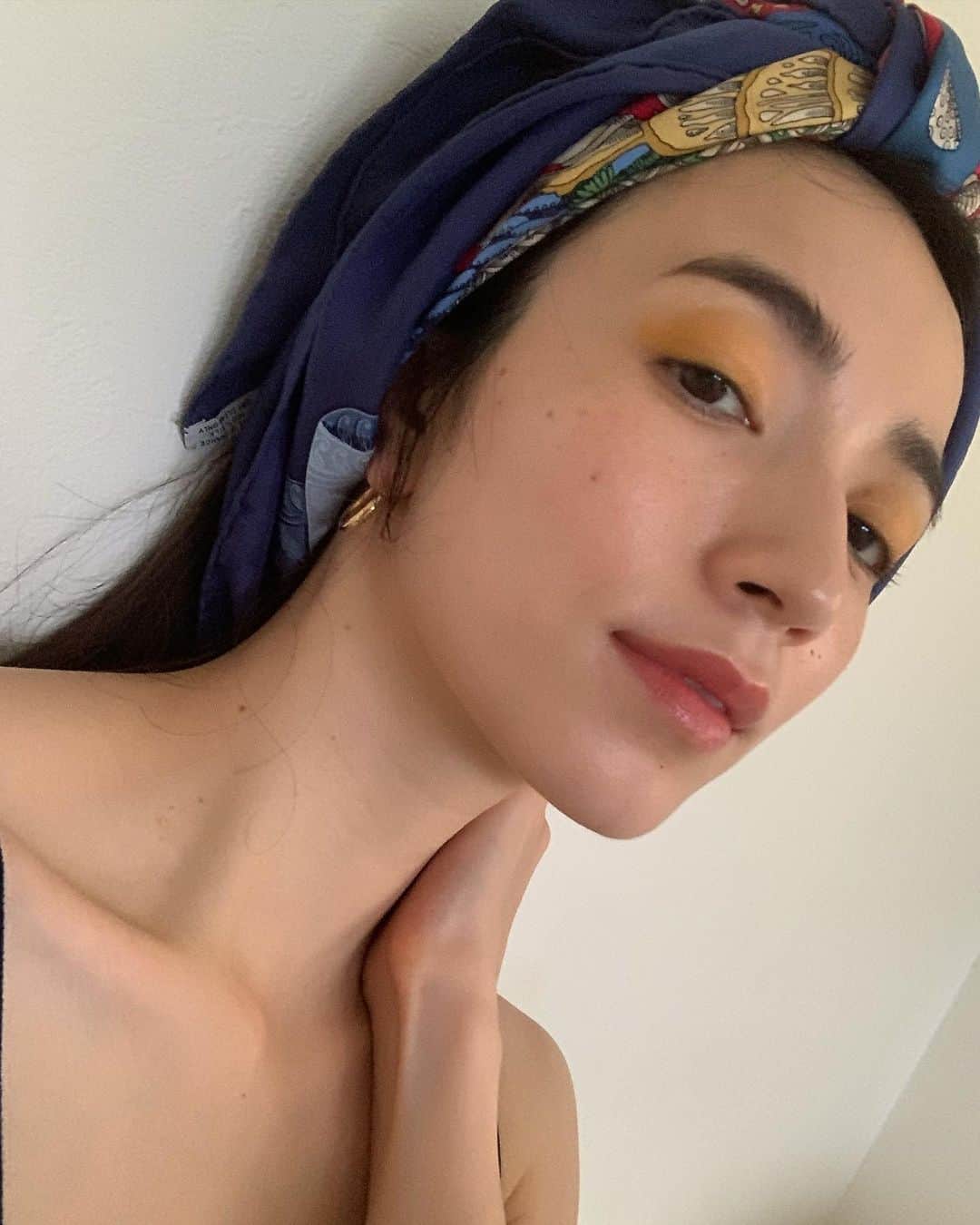 菊井亜希のインスタグラム：「@threecosmetics  ベースメイクのリキッドとパウダーは本当に優秀で、滑らかに仕上げてくれる✨ SPF50はもはやデフォルト🙆‍♀️  リキッドタイプのアイシャドーは素晴らしい発色だし、アイシャドーがすぐ取れちゃう私でも、すごいキープ力！ これは全カラー欲しいくらい！🥺  エネルギッシュなカラーに元気をもらえた THREEのSummer Collection🌞  ジメジメな気分を吹っ飛ばそーー🌬」