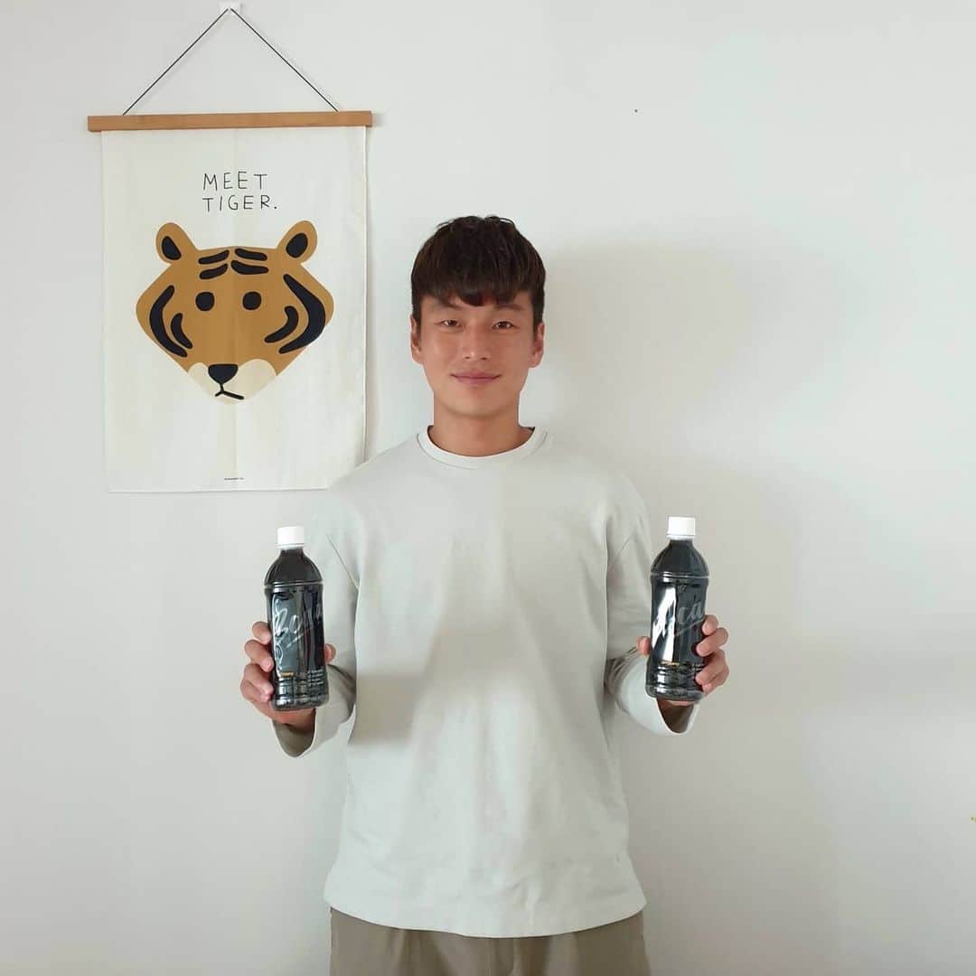 ペ・スンジンのインスタグラム：「업템포 BCAA 블랙아미노워터  BCAA가 음료형태로 나와서 마시기 편합니다^^ 여름철 더운날에 잘 버티기위해선 역시 좋은 제품들을 먹어야 할꺼같네요ㅎㅎ 올 여름도 잘부탁해!!  #업템포 #업템포음료 #uptempo #bcaa음료 #블랙아미노워터 #다이어트음료 #bcaadrink #ad」