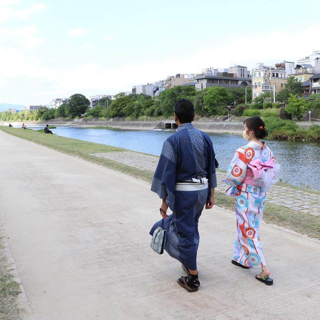 テレビ大阪「おとな旅あるき旅」さんのインスタグラム写真 - (テレビ大阪「おとな旅あるき旅」Instagram)「明日のおとな旅あるき旅は、京都 祇園へ！浴衣で夏さんぽです！  京都の夏の風物詩、祇園祭ゆかりの地をめぐります。今年は山鉾巡行などは中止ですが、連綿と続く神聖なるお祭りを学びながら、疫病退散を願いお参りします。さらに、あの世とこの世の境目⁈にも。夕食は涼しげに川床で！お楽しみに！  明日 7/18(土)18:30〜  #おとな旅あるき旅#テレビ大阪#三田村邦彦#松山メアリ#京都#祇園#祇園祭#神泉苑#八坂神社#鴨川#川床#レモンラーメン」7月17日 18時13分 - tvo.otonatabi