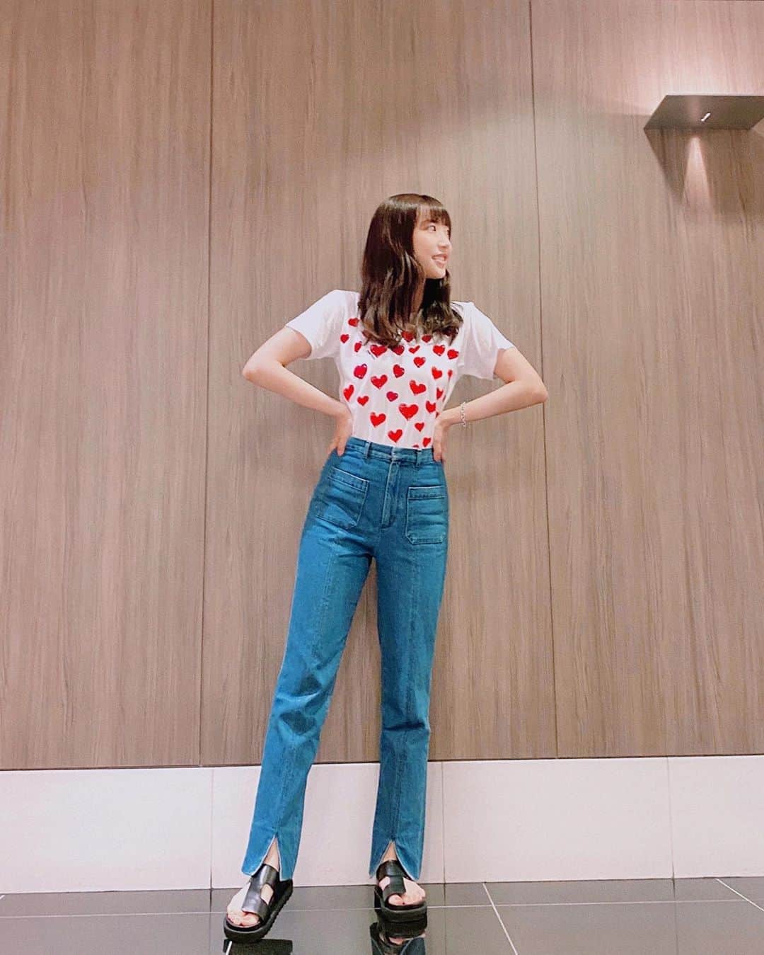 渥美友里恵のインスタグラム：「「👗❤️」﻿ ﻿ かわいすぎるTシャツ♡﻿ これは、いつもお世話になっている私のお姉さん的存在の﻿お友達に 誕生日プレゼントで戴きました☺︎  お気に入り🧚🏻‍♀️ 大切にして夏たくさん着ます〜！  ありがとうございますふふ﻿ ﻿ ﻿ tops @miumiu  pans @iena.la.boucle  bag @youngandolsen  shoes @un3d_official  ﻿  ﻿#渥美友里恵 #fashion #ootd #daily ﻿#dailylook  #miumiu #ミュウミュウ #iena #un3d  #アンスリード #youngandolsen  #ファッション #ファッションコーデ #コーデ #夏コーデ #tシャツ #tシャツコーデ  #패션 #패션스타그램 #오오티디 #데일리룩」