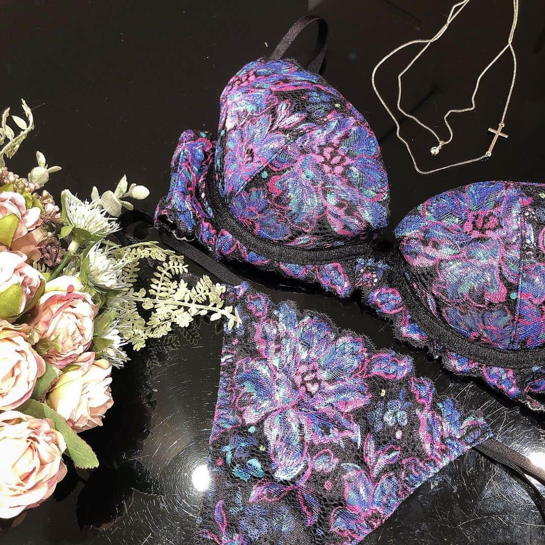 Ravijour札幌4丁目プラザ店のインスタグラム：「クリアランSALE✨ インフィニティ🦋30%OFF♡  #ravijour #ラヴィジュール #ravijourstaff  #ravijoursapporo  #ravijouroffcial  #セール #ランジェリー  #pivot #ピヴォ」
