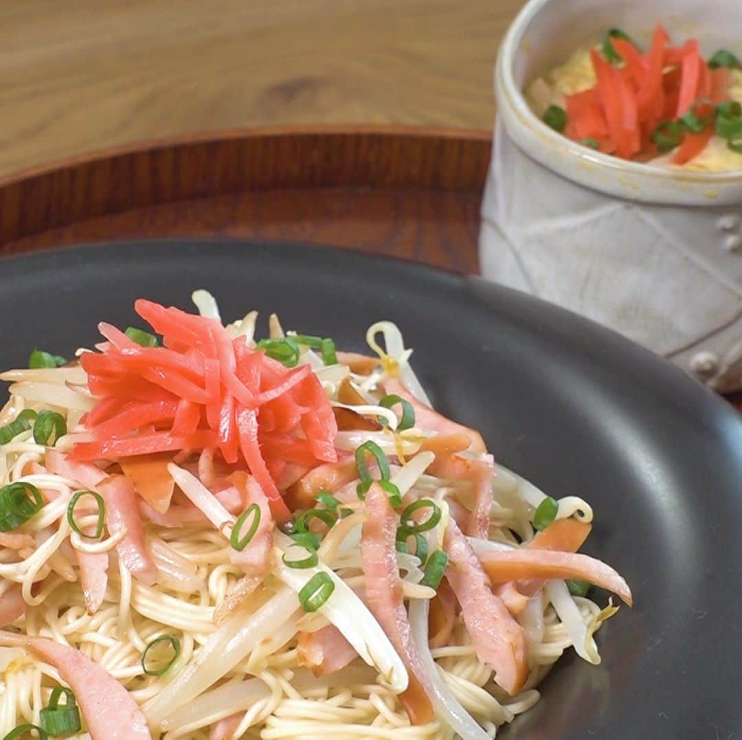 馬場裕之のインスタグラム：「超簡単👨‍🍳焼きラーメン&茶碗蒸し  袋麺１つで２品作れてコスパも最高☝️  たまには、美味しく”手抜き”👌 お家で博多に行った気分に😋  YouTube「馬場ごはん」 にてご視聴くださいー😸 . ▷ @hiro88 ◁ ⇧⇧⇧⇧⇧⇧⇧ こちらをクリック😻  焼きラーメン🍜 『材料』 インスタント袋麺1袋（とんこつ味） ⇧の粉末スープ（1/2袋） もやし50g （1／4袋） ソーセージ2本 水50cc 紅生姜少々 小ネギ少々  茶碗蒸し👨‍🍳 残りの粉末スープ（1/2袋） 卵1個 ソーセージ1本 もやし10g 水100cc 紅生姜少々 小ネギ少々  #新しい日常  #一緒にやってみよう #おうちごはん  #吉本自宅劇場  #馬場ごはん」