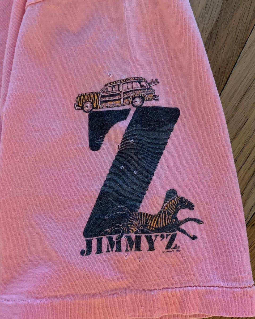 スタンダードカリフォルニアさんのインスタグラム写真 - (スタンダードカリフォルニアInstagram)「「Todays Special」﻿ ﻿ 90s Vintage Jimmyz T﻿ 右袖にほつれがあります。﻿ 右袖部分に数カ所穴があいています。﻿ 表、裏にシミが数カ所あります。﻿ ﻿ 着用には問題なく古着やVintageにご理解ある方なら、許容範囲内のコンディションかと思います。﻿ ﻿ 着丈:70cm﻿ 身幅:55cm﻿ 肩幅:48cm﻿ 袖丈:21cm﻿ ﻿ Price:¥17,800+tax ﻿ ﻿ ﻿  ※お問い合わせはDMで宜しくお願い致します。﻿  ※お問い合わせ頂いた順番に対応させて頂きます。 ﻿ #standardcalifornia ﻿ #スタンダードカリフォルニア﻿ #jimmyz#vintagejimmyz#oldsurf #oldskate#90s﻿ #vintage #古着 #fashion #ファッション﻿ #todaysspecial ﻿」7月17日 18時23分 - standardcalifornia