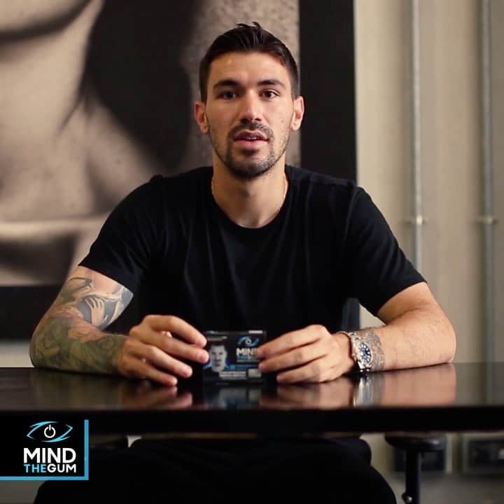 アレッシオ・ロマニョーリのインスタグラム：「Oggi voglio presentarvi un progetto che mi è piaciuto così tanto che ho deciso di farne parte in prima persona: @mindthegum, l’unico integratore alimentare in chewing gum per concentrazione e energia mentale. Io lo uso già tutti i giorni perchè contiene 15 componenti attivi fra cui caffeina vitamine e antiossidanti. Se volete scoprirne di più o provarlo andate sul sito www.mindthegum.com」