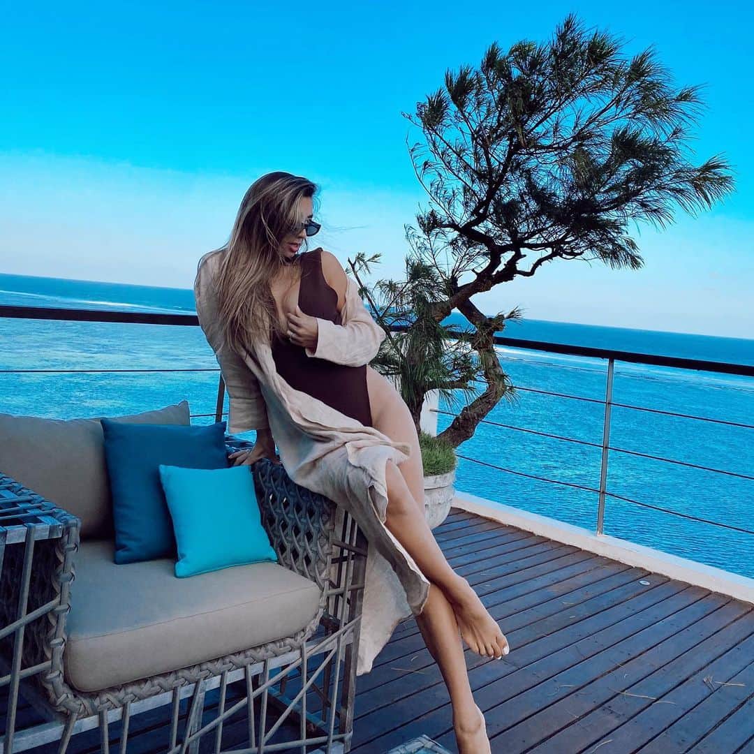 Jennifer Bachdimさんのインスタグラム写真 - (Jennifer BachdimInstagram)「Posing for IG vs. Real Life 😂 What’s your fave ??  . . Finally enjoying a weekend getaway after months and months of quarantine!! Staying at the beautiful #GrandCliffNusaDua Villa from @elitehavens ✨ Get 5% discount now with our code : #BACHDIM on your villa booking @elitehavens  #holidaymode #JenniferBachdim #Bali #EliteHavens #anelitehaven」7月17日 18時31分 - jenniferbachdim