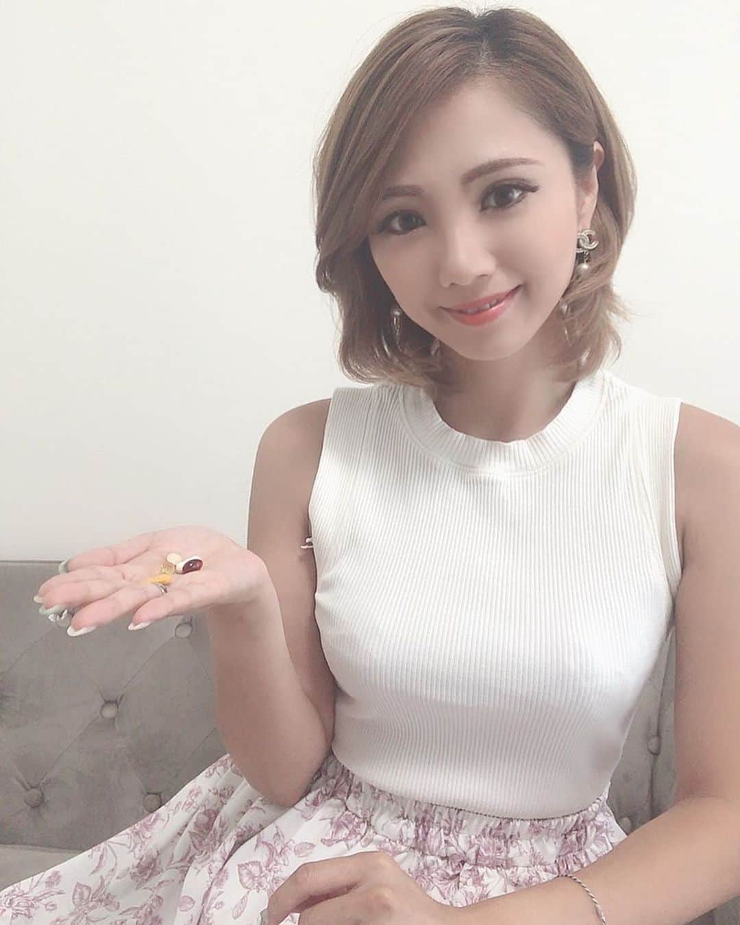 のインスタグラム：「自分だけのカスタムサプリ﻿ ３か月目突入ー♡﻿ 　﻿ ﻿ 一度飲みだすとやめられない♪﻿ アンケートに答えると自分だけの﻿ カスタマイズされたサプリメントを﻿ 作ることができるよ♡﻿ ﻿ 　﻿ 3箱目に突入しました♡﻿ 　﻿ ﻿ サプリメントは他にも飲んでるけど﻿ 肌に特化したサプリメントは﻿ 他にないから飲み始めて﻿ 肌が栄養がいきわたってるのが﻿ わかる感じだよ♪﻿ ﻿ 　﻿ 一人ずつ肌質って違うから﻿ 化粧品もそうだけど必要な﻿ 栄養も違うはずなので試してみてね♪﻿ 　﻿ ﻿ こちらもすぐ買えるように﻿ ストーリーにあげておくね♡﻿ 　﻿ ﻿ やっぱり美容って大事だよね﻿ 私も数年で40代の仲間い入り﻿ まじで老けたくないから頑張るｗ﻿ ﻿ ﻿ ﻿ #美容 #スキンケア #美容好き #コスメ ﻿ #美容情報#アラフォーコーデ#美容#起業女子#セレクトショップ#ルルエトワール#ファッション#おしゃれワンピ#リゾートワンピ#女性経営者#コロナに負けるな#起業家#インフルエンサー#アンチエイジング#綺麗になりたい#pr#FUJIMI#サプリメント#オーダーメイド﻿ ﻿ https://luluetoile.thebase.in/」