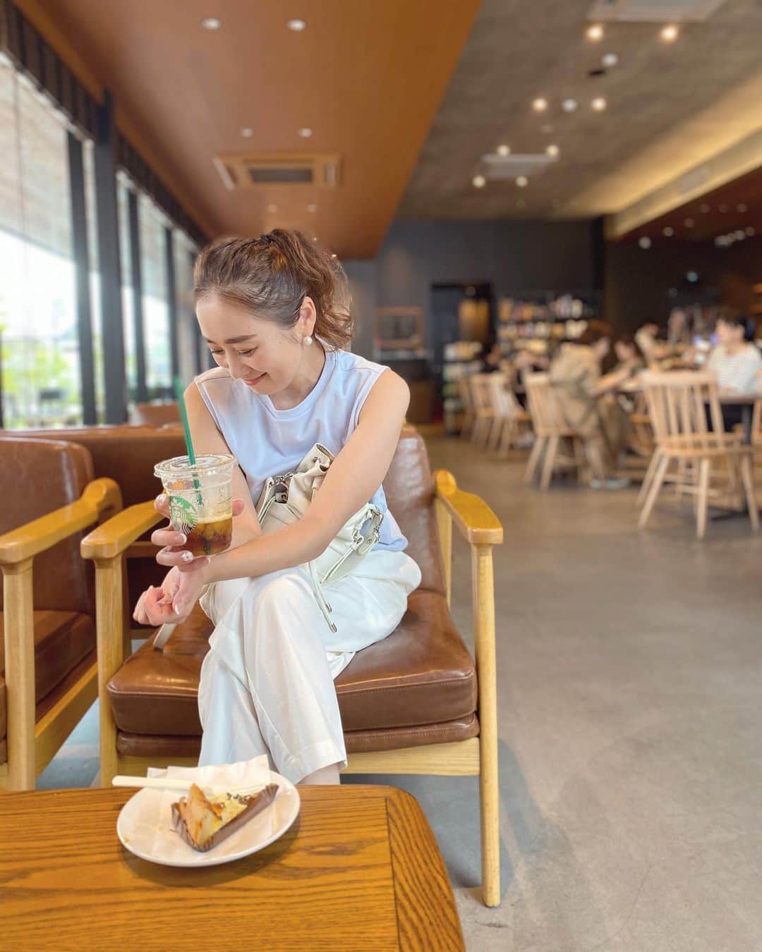 Keikooooooのインスタグラム：「最近おチビを園に送った後、お家に帰る前に、朝ごはんをスタバで食べながら、お仕事したりblog書いたりするのがルーティーンになってきました♡ お家より、はかどるはかどる⤴︎⤴︎ この日はお仕事前の旦那さんと👱🏻‍♀️👨🏻‍🦱♡ フードは、シュガードーナツか、アメリカンワッフルかキッシュが大好きです♡ にしても、コールドブリューフローズンレモネード美味しすぎた👀定番化して欲しい♡ 🤤 #朝ごはん #朝活 #スターバックス #ルーティーン #PR @starbucks_j #女の子ママ」