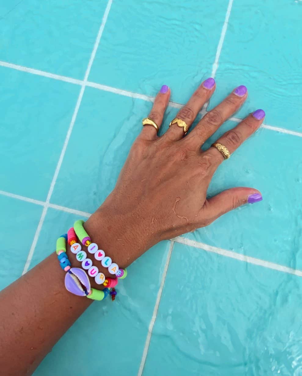 Collage Vintageのインスタグラム：「Chicas!! Ya están disponibles más pulseras personalizadas solidarias en rosa, amarillo y verde 🥳 La de la conchita morada saldrá la próxima semana 🐚 Tenéis el link en mi bio a la tienda 💕  Hi Girls! More custome bracelets are now available in pink, yellow and green 🥳 The one with the purple shell will be out next week 🐚 Link on my bio to get yours 🥳」