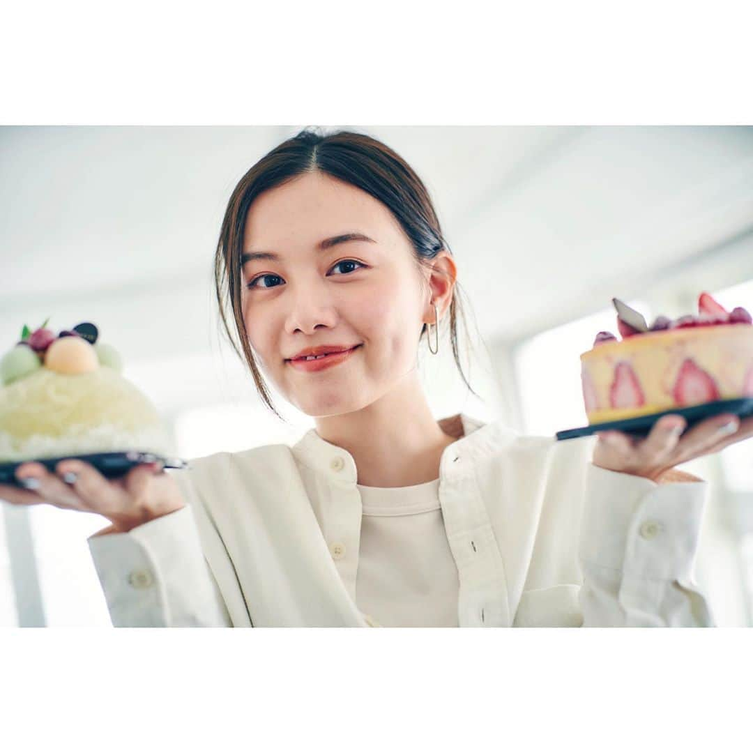 泉はるさんのインスタグラム写真 - (泉はるInstagram)「. 今日で24歳になりました✨ 撮影終了後にお祝いしていただきました🥳🥳 マネージャーさん達からもらったプレゼントは 私の大好きなジャスミンの香りのDior嬉しいー🤍 家にもケーキあるから今日から いっぱいケーキ食べれる幸せ🥺🎂 #birthday #717」7月17日 18時25分 - haruppp717