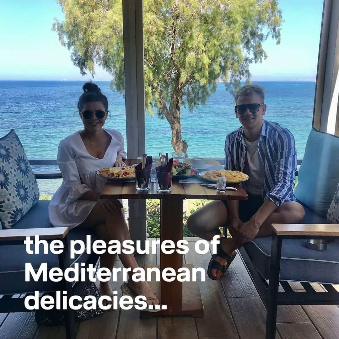 ルフトハンザさんのインスタグラム写真 - (ルフトハンザInstagram)「Athens welcomes Leonie and Dennis! The two flight attendants missed the turquoise sea off the Greek coast. “This view is best enjoyed at a richly laid table with Mediterranean specialties,” they reveal. #HappyToSeeYouAgain」7月17日 18時30分 - lufthansa