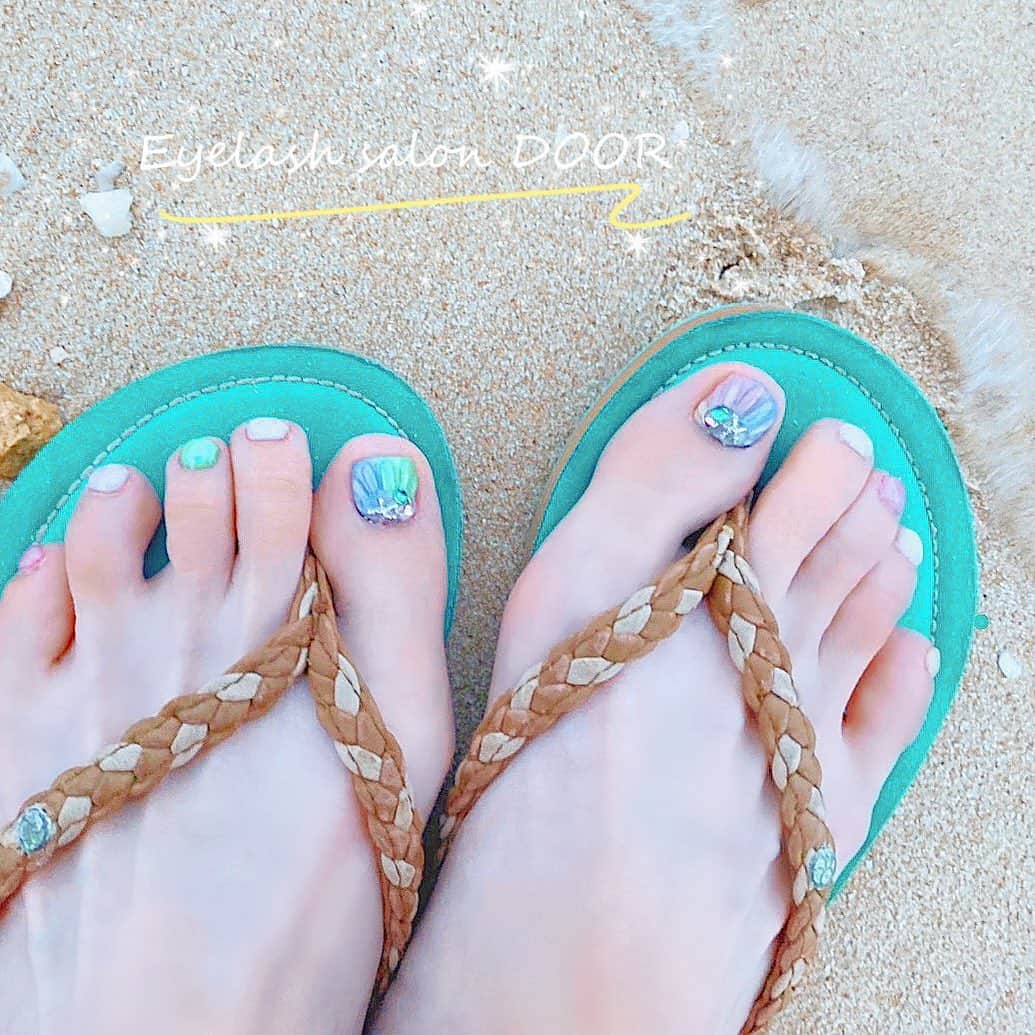 春咲ひなたのインスタグラム：「夏フットネイル🐚💎✨ 色んな色にオーロラパウダー被せたら 可愛いすぎる事になった🐬💗 . お得なクーポン出してるので 是非使ってくださいねー☺️💜✨✨ . #ネイル#夏ネイル#シェルネイル#フットネイル#フットネイルデザイン#フットネイル夏#マーメイドネイル#人魚の鱗ネイル#爽やか#シンプル#かわいい#お気に入り#東京#新宿#歌舞伎町#キャバ嬢#もはや#元キャバ嬢#アジアンクラブ#マツエク#アイリスト募集中#春咲ひなた#YouTube#youtuber#新米#ゆーちゅーばー . YouTubeに関する問い合わせ先♡  株式会社YEEELL 〒150-0002  東京都渋谷区渋谷3-27-11 祐真ビル新館5F  info@yeeell.jp」