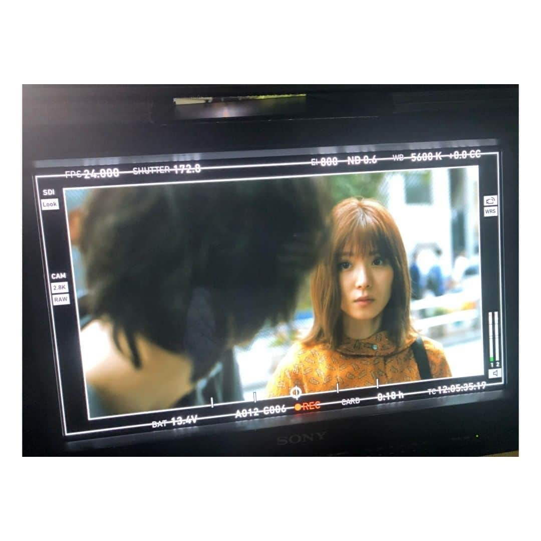 松岡茉優さんのインスタグラム写真 - (松岡茉優Instagram)「劇場  本日公開となりました。 全国の映画館と🎥同時に Amazon prime Videoで 配信されています。  いつでもどこでも見れちゃうけど、 いつでもどこでも見てもらえるなら嬉しい。  写真は永田と出会った日の沙希ちゃん。 （と山﨑くん演じる永田の後頭部）  #ここから始まる7年 #どう見えるかな #早く別れろって思うかな #2人は一緒にいるべきだって思うかな #全年齢向けって言ったら玩具みたいだけど #私はそう思ってます  #劇場」7月17日 18時32分 - mayu_matsuoka_koushiki