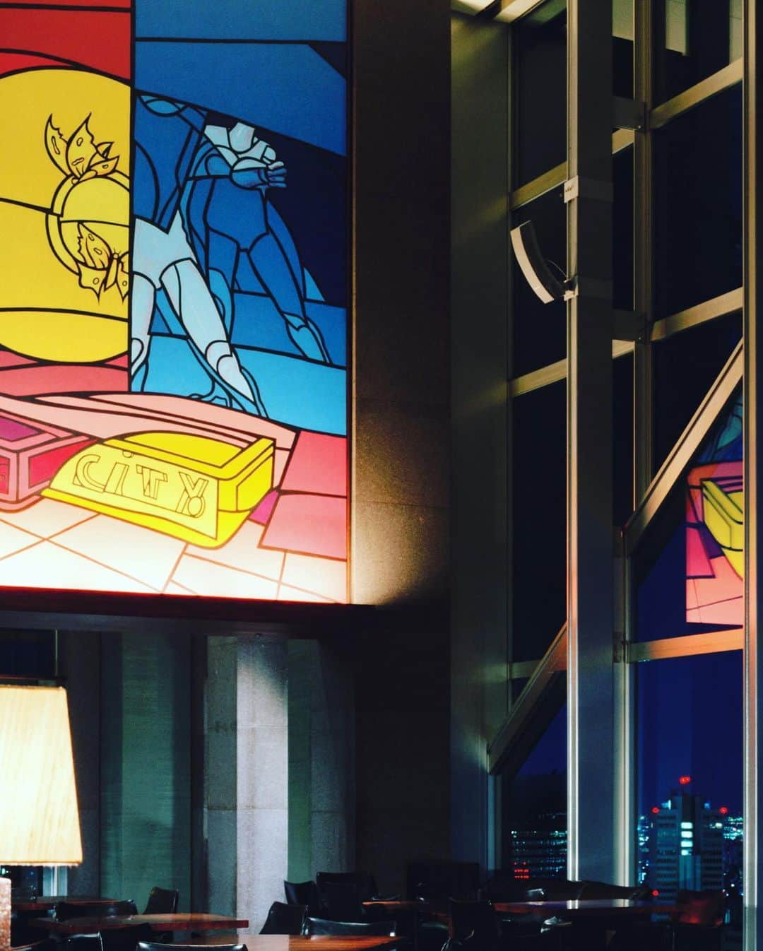 Park Hyatt Tokyo / パーク ハイアット東京さんのインスタグラム写真 - (Park Hyatt Tokyo / パーク ハイアット東京Instagram)「ウォッカにコーヒーの心地よい苦味を効かせたエスプレッソマティーニ（2400円税サ別）を ニューヨークバー で。チョコレートプレートには、店内で鮮やかな存在感を放つヴァレリオアダミのアートを写しています。雨が続く季節の週末は香り高い1杯で優雅なリフレッシュを。 .  Fragrant and refreshing, our #EspressoMartini is decorated with a rich chocolate plate adorned with the artwork of Valerio Ademi. Sharp coffee and vodka prove to be a winning combination. Start your evening at New York Bar overlooking the glittering Tokyo skyline.  #パークハイアット東京  #ニューヨークバー  #ニューヨークグリル #カクテル  #ヴァレリオアダミ  #parkhyatttokyo  #newyorkbar  #newyorkgrill #luxuryispersonal  #cocktails  #valerioadami」7月17日 18時38分 - parkhyatttokyo