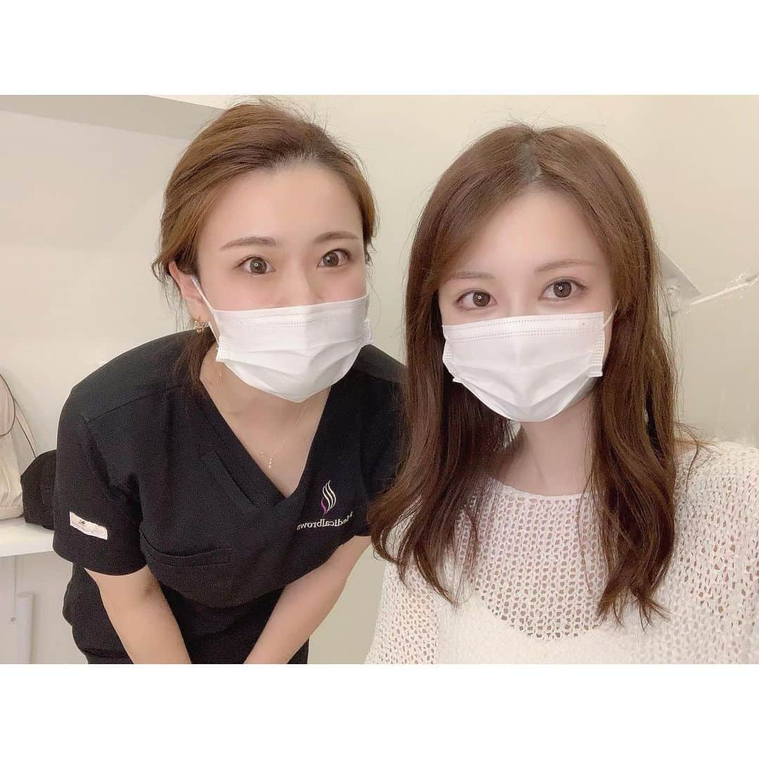 airiさんのインスタグラム写真 - (airiInstagram)「． メディカルブローさんで念願のアートメイクを受けてきました🌈 (@medicalbrows ) ． わたしはメイクの時一番眉毛に時間かけてて毎回同じように描けないしそれがすごくストレスで💭 Before見たらわかると思うんだけど昔から抜いてたから全然生えてこなくなっちゃってすっぴんだと眉毛なくてこわいし。。 ． 今までのアートメイクってベタ塗り感が強くて不自然なイメージだったんだけどインスタでメディカルブローさんを見つけてこんな自然なアートメイクあるの！？とびっくり😳 ． 6Dストロークっていう毛並みを再現する技法でやってくれるから本当に自然！！ 行く前から期待大だったんだけど、実際自分がやってみて仕上がりが想像以上でした♡ ． デザインも自分の顔の黄金比を測ってもらった上で色んな提案をしてくれたからイメージしてた通りの理想の眉毛に♡ ． 今まで骨格を無視してメイクしてたから、ちゃんと自分の顔に合った眉毛になって全体の顔のバランスも整った気がするし顔が引き締まった感じがします！ ． しかも直後なのに少し濃いだけでそのまま出かけられそうなくらい自然でした✨ ちなみに、痛みもわたしはほとんど感じなかったです！ 全然我慢できるレベルだと思う🙌🏻 ． 海とか寝起きもこわくないし眉毛があるのがほんとに嬉しすぎる〜。。 大満足な施術でした🥺❤️ ． 1回目は様子を見たくてアレンジが効くように若干細めでデザインしてもらったから2回目はもう少し太くしてもらおうかな〜と思ってます♡ ． ． 今回、グランドマスターの金山さん( @medicalbrows_kanayama )にやっていただんだけどわたしの眉毛の悩みを聞いて的確なアドバイスをくれるし話しやすくてすごくいい方でした♡ アートメイク本当におすすめなので同じ悩みを持つ方はぜひ🌈 ． ． #メディカルブロー#名古屋#アートメイク#アートメイク眉#メディカルアートメイク#眉メイク#6Dストローク」7月17日 18時48分 - air129r