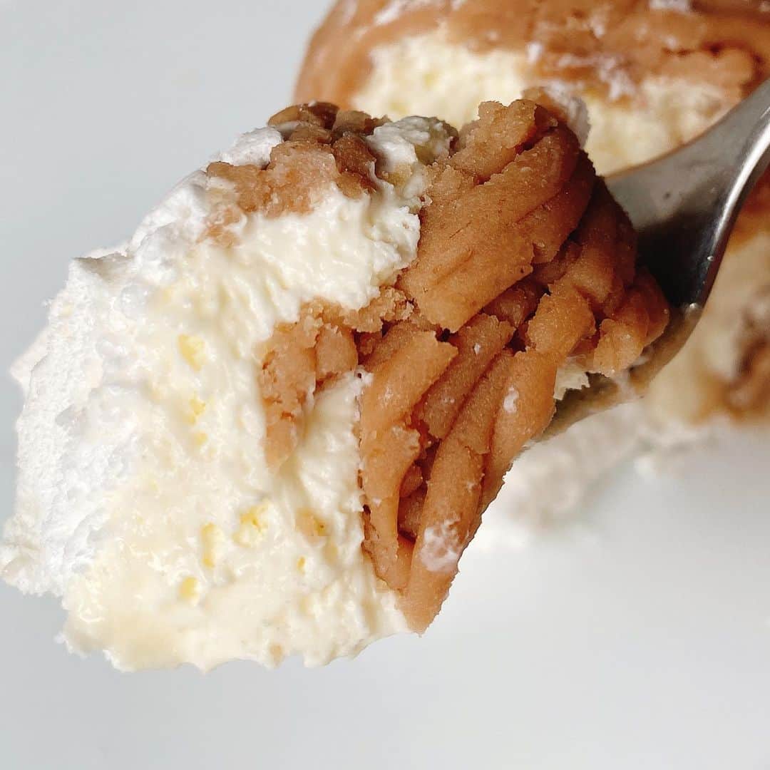 里井真由美さんのインスタグラム写真 - (里井真由美Instagram)「#montblanc #creamcheese #angelina 7月限定「クリームチーズモンブラン」 🇫🇷アンジェリーナの限定モンブランです🌰 @angelina_paris  @angelinaparisae  ・ ・ →2枚め断面)中のクリームチーズが軽やかで、ほんのり塩味が夏っぽく感じるの☀️😆 ・ ・ 例えば 夏にソルトライチ味のドリンクニーズが高まるのと似てるのかな(違うかな🤣？)  ・ ・ フランスマロンとクリームチーズ♡おいしくまとまっているので、ぜひ🇫🇷🌰  日本橋三越本店で 他のモンブランとともに買いました♡ @mitsukoshi_nihombashi  ・ ・ #アンジェリーナ #モンブランの世界#栗#和栗#栗スイーツ#モンブラン#里井真由美#衣替えモンブラン#japan#Gâteauauxmarrons#零食#さといいね#스위트#ありが糖運動#まゆログ#甜食#着物#kimono#kimonostyle#fromgram#Chestnutcake#밤케이크#フードジャーナリスト里井真由美#断面モンブラン#蛋糕#断面フェチ#栗子蛋糕」7月17日 18時48分 - mayumi.satoi