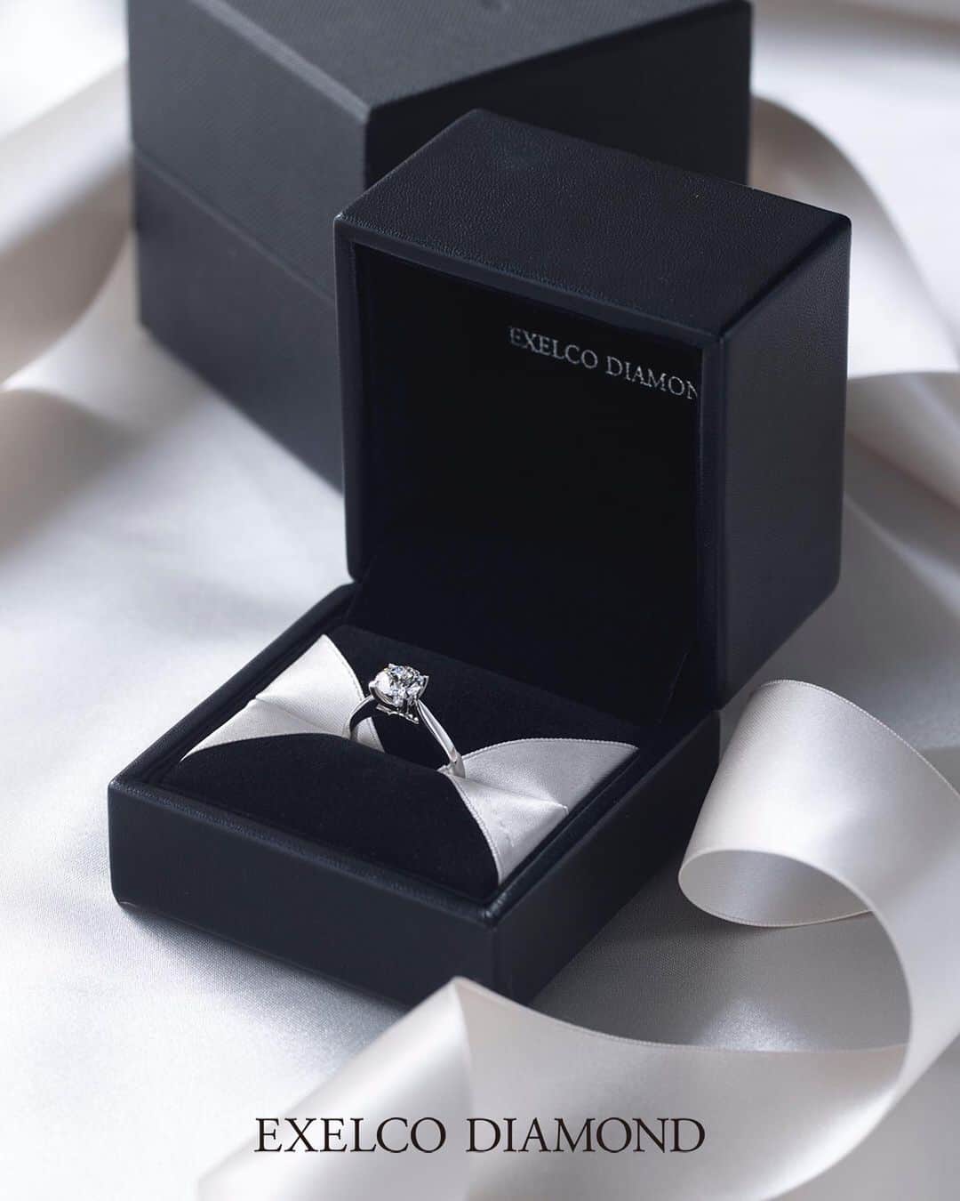 エクセルコ ダイヤモンド 婚約指輪♔結婚指輪さんのインスタグラム写真 - (エクセルコ ダイヤモンド 婚約指輪♔結婚指輪Instagram)「* 「結婚とは、人生で最も特別なイベントであり、 この儀式を通じてお二人が家族になります。 その原点にダイヤモンドがあります。  そしてそのダイヤモンドは、 親から子へ、子から孫へと引き継がれ、 繋がっていくメモリーボックスでもあります。  EXELCOの伝統に基づく輝きが、 多くのファミリーの幸福のスタートに関わること。 それが私たちの誇りであり、喜びです。」    代表　Jean Paul Tolkowsky  〝Excelsior〟エクセルシア 　-輝きを受け継ぐもの-   #exelcodiamond #エクセルコダイヤモンド  #excelsior」7月17日 18時49分 - exelcodiamond