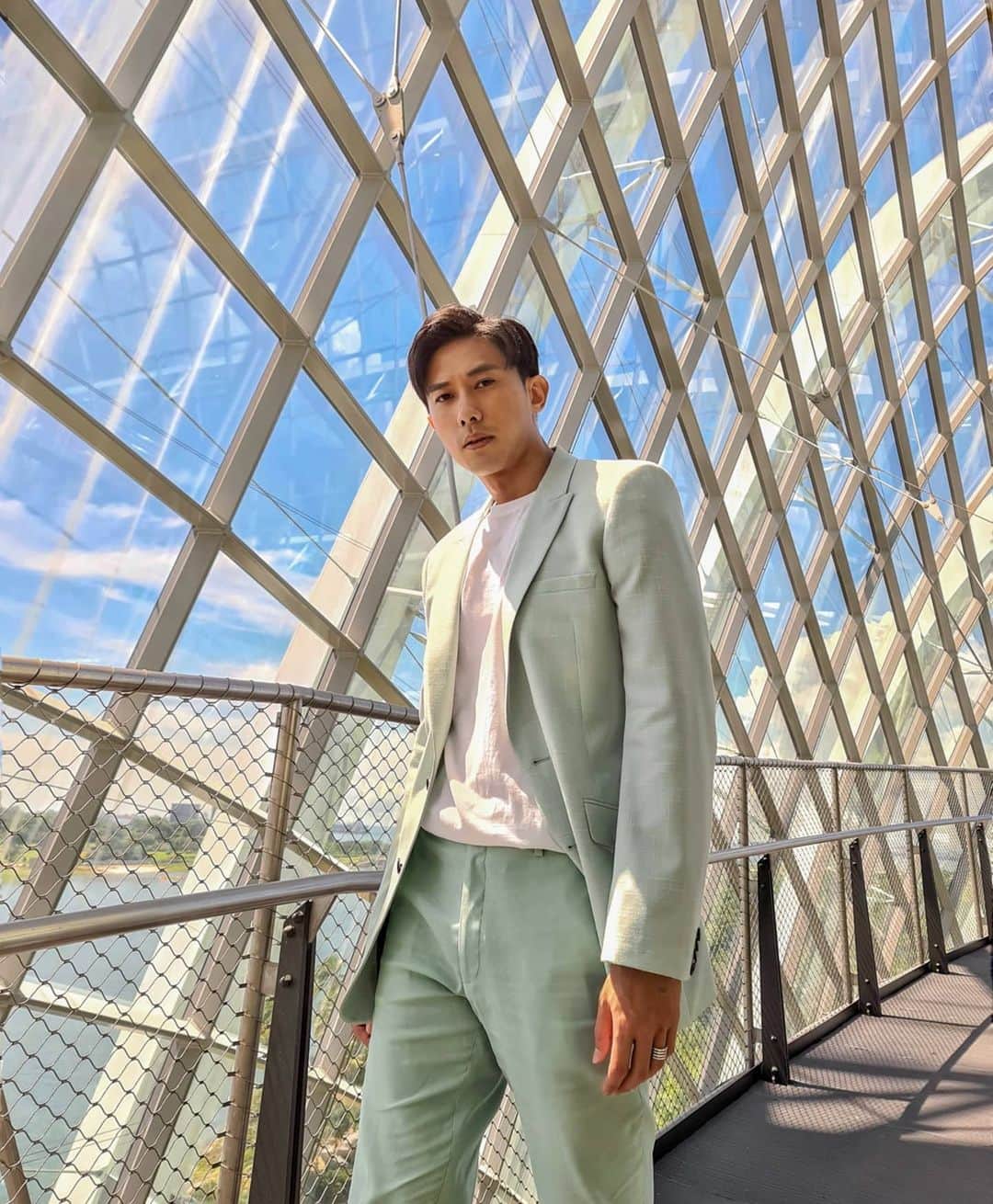 デスモンド・タンのインスタグラム：「I like to take a mo-mint to thank you and tell you that you mint the world to me. I mint it!   P.S. Another mintningful day at Gardens by the Bay in my minty-mint suit!   📸: @samsung_sg #s20ultra5g」
