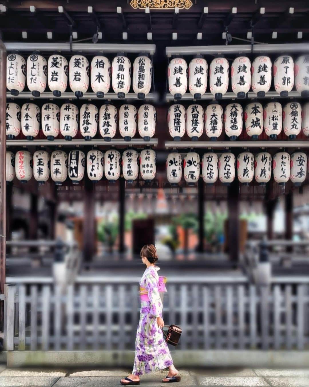 Yukicoさんのインスタグラム写真 - (YukicoInstagram)「👣 . 今年は藤色から❊𓂂𐬹⁎ . うまい具合に晴れ間 お祭り気分はエアで♪ . . . . #igersjp#art_of_japan_#ig_japan#team_jp_#bestjapanpics#nipponpic#japan_bestpic_#daily_photo_jpn#japan_daytime_view#lovers_nippon#love_bestjapan#kyoto#kimono#祇園祭宵山#祇園祭#着物#浴衣#京都#八坂神社#祇園#清水寺#何処までも淡く#和装#着物レンタル#和香菜#食べ歩き#テイクアウト#京都グルメ#京都スイーツ#インフルエンサー」7月17日 18時42分 - yukicolifecom
