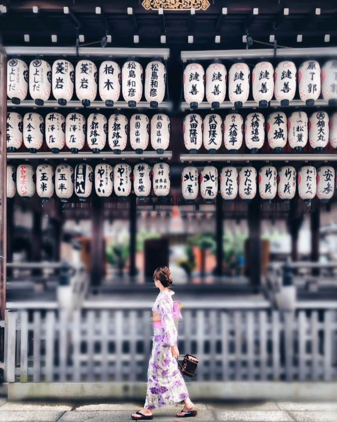 Yukicoさんのインスタグラム写真 - (YukicoInstagram)「👣 . 今年は藤色から❊𓂂𐬹⁎ . うまい具合に晴れ間 お祭り気分はエアで♪ . . . . #igersjp#art_of_japan_#ig_japan#team_jp_#bestjapanpics#nipponpic#japan_bestpic_#daily_photo_jpn#japan_daytime_view#lovers_nippon#love_bestjapan#kyoto#kimono#祇園祭宵山#祇園祭#着物#浴衣#京都#八坂神社#祇園#清水寺#何処までも淡く#和装#着物レンタル#和香菜#食べ歩き#テイクアウト#京都グルメ#京都スイーツ#インフルエンサー」7月17日 18時42分 - yukicolifecom