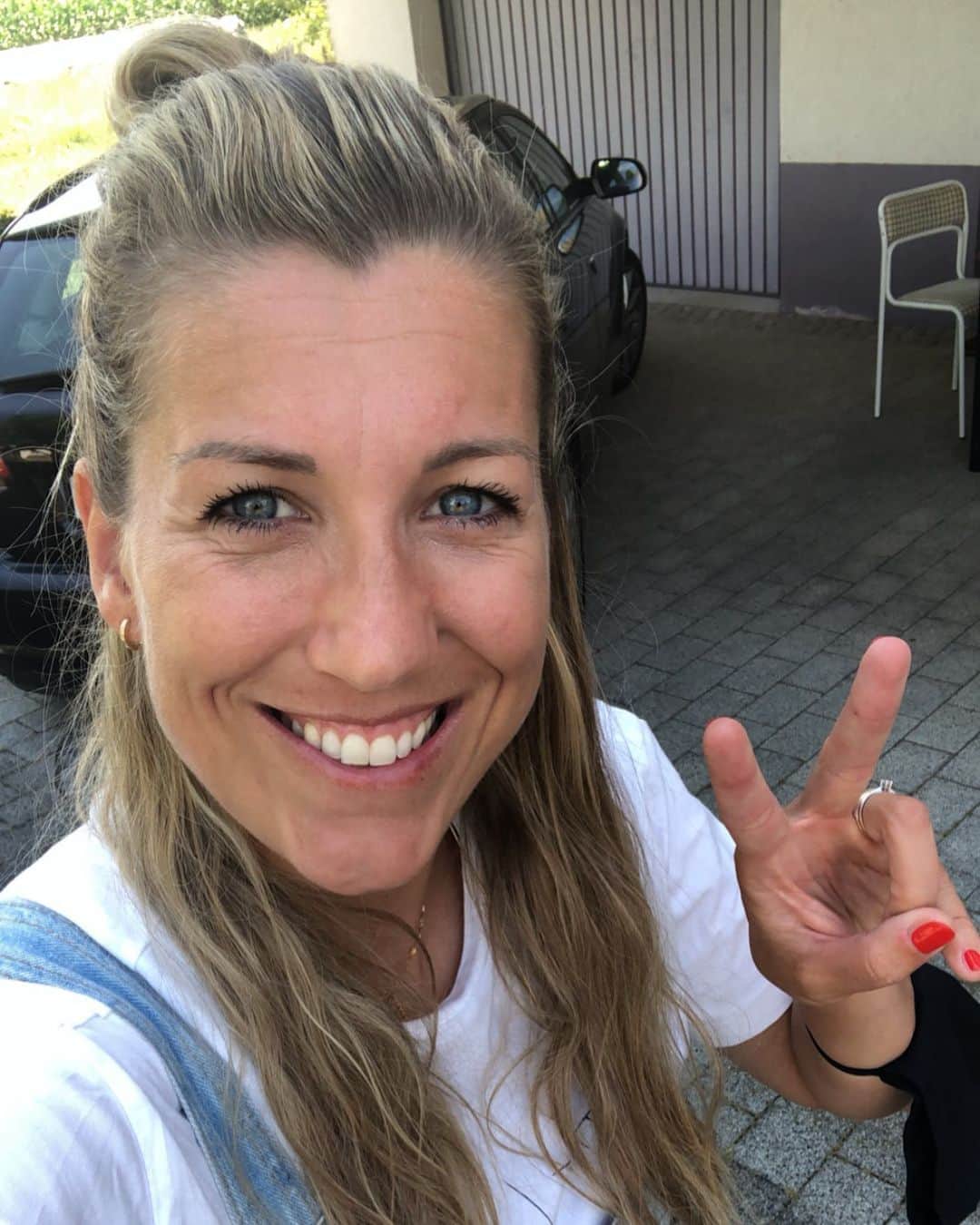 Verena Faisstのインスタグラム：「✌🏻 have a good weekend! #latshoseisback #carselfie #peace ☮️」