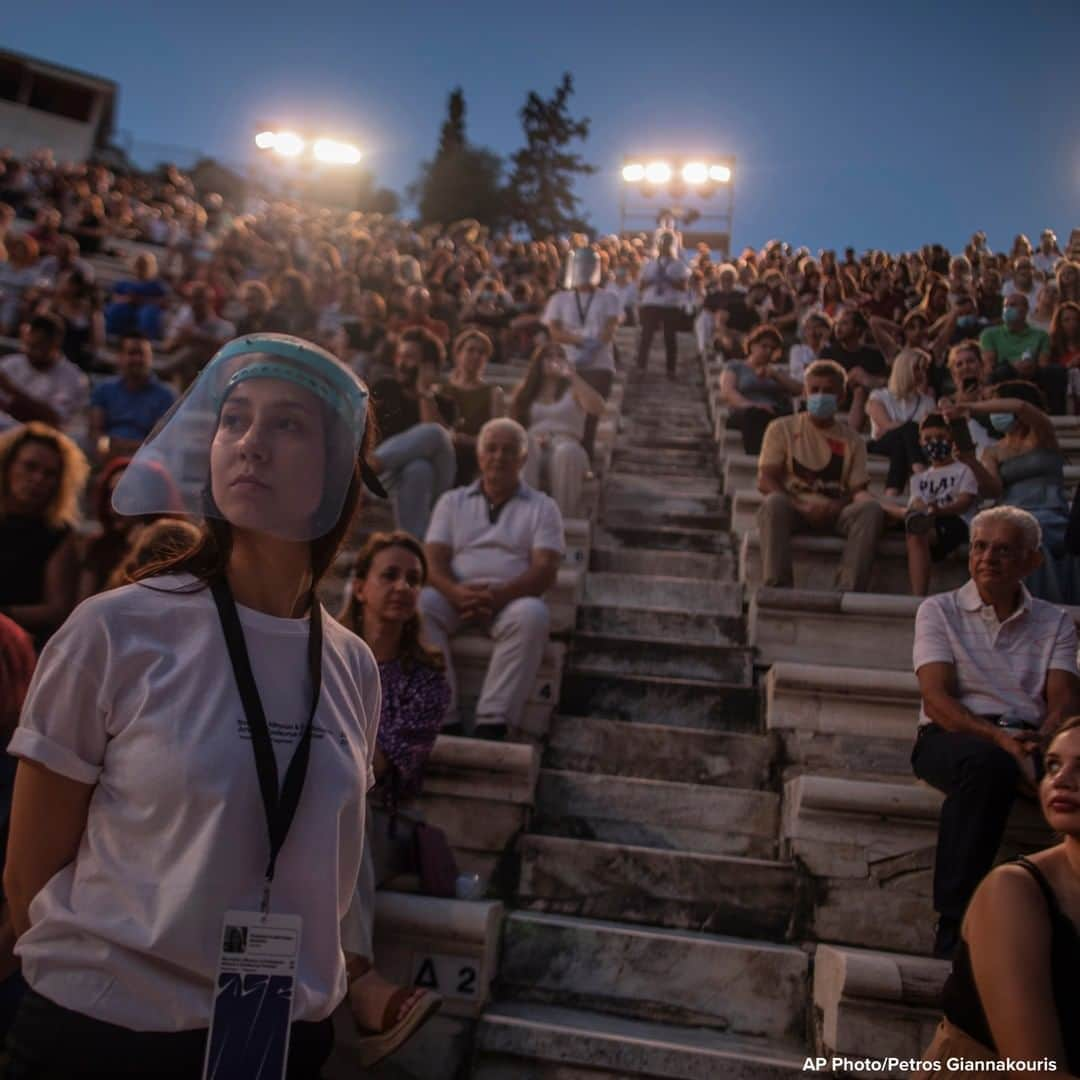 ABC Newsさんのインスタグラム写真 - (ABC NewsInstagram)「Usher wearing a face shield stands in front of the audience at the Odeon of Herodes Atticus in Athens, Greece, after the site was reopened for performances. #greece #athens #faceshield #coronavirus」7月17日 18時44分 - abcnews