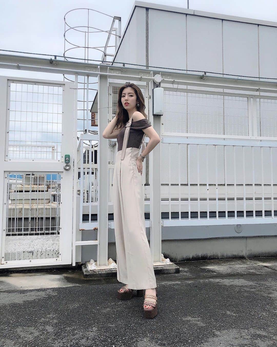 高村 楓のインスタグラム：「. . 新作のパンツが激盛れで びっくりしてる😲💗 . サスペンダーは取り外し可能✌️ . #MURUA#murua_by_staff#murua_snap#code#fashion #ムルーア#ロングテープサスペンダーパンツ#ブラウンコーデ#ワントーンコーデ#コーデ#ファッション」
