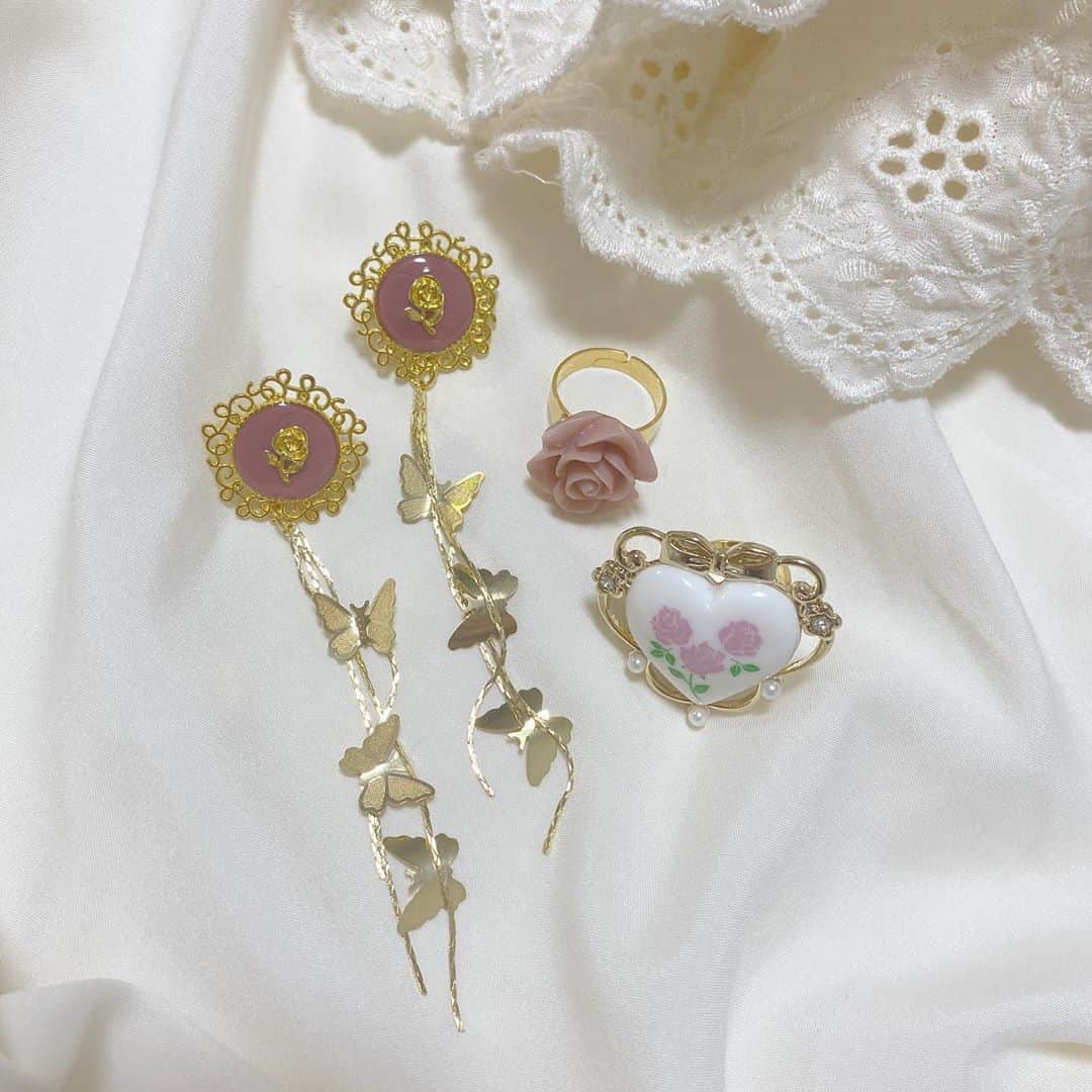 青木菜花のインスタグラム：「.﻿ .﻿ コラボピアスとリング可愛い〜〜🥀﻿ ピアスは7月下旬頃に再販予定てリングは﻿ まだ残りあります！！！🤍﻿ ﻿ お揃いしましょ〜〜！﻿ ハイライトに載せてあるよ！﻿ .﻿ .﻿ #コラボピアス #コラボイヤリング #コラボリング #ピアス #イヤリング #リング #アクセサリー #instalike #instagood」