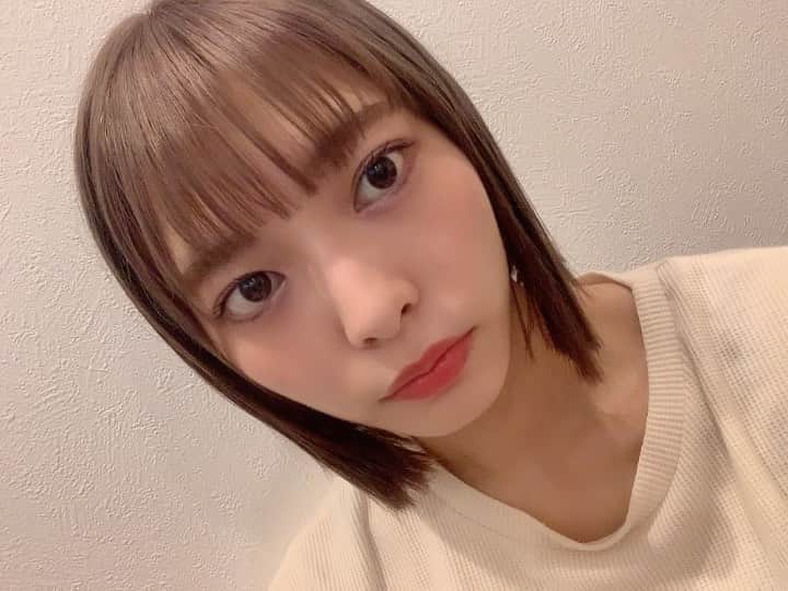 徒然みおれのインスタグラム：「new hair✨ 前回、黒に近い色を入れてもらっていたので ブリーチしてもなかなか手強かったのですが、 とても丁寧に施してもらって こんなにも綺麗に新しい色が入りました♥  外国人風の優しい色味🥰  「アッシュみたいな、ベージュみたいな…」 というふんわりした伝え方しかしていないのにこの仕上がり🥺💞  パーソナルで合わせてくれるのはもちろん、 そのときの髪の状態や、普段のメイクも考慮してカラー作ってくれます✨  少しだけ、ほんとうに少しだけ、 水色も入ってるみたい🐳✨  #ヘアカラー #髪型 #ブリーチ #アッシュベージュ #hairstyle #haircolor #newhair #ショートボブ」
