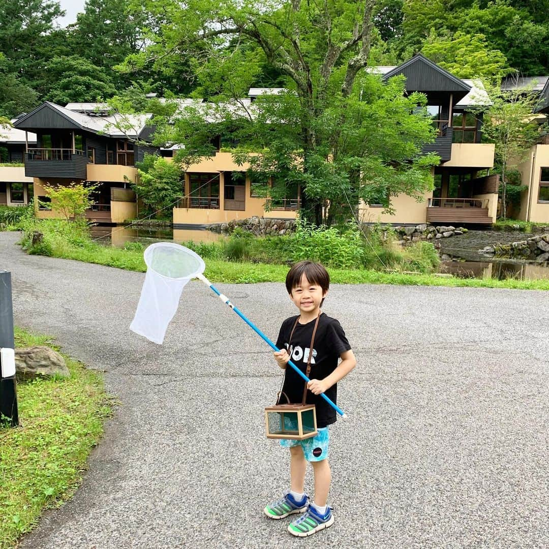 渡香奈さんのインスタグラム写真 - (渡香奈Instagram)「先週行って来た軽井沢星のや🍃自然に囲まれてリフレッシュできた😌虫捕りセット貸してくれて子供達大はしゃぎでしたが取れたのはガと羽ありとちょっと気持ち悪いバッタのような虫…😰笑 水辺のお部屋からの景色気持ち良き〜✨ #星のや軽井沢 #星のリゾート軽井沢 #軽井沢 #車で行ける旅行 #温泉好き #ハレルニテラス #子連れ旅行 #夏休み #虫取り #水辺の部屋」7月17日 18時57分 - kanarina1261