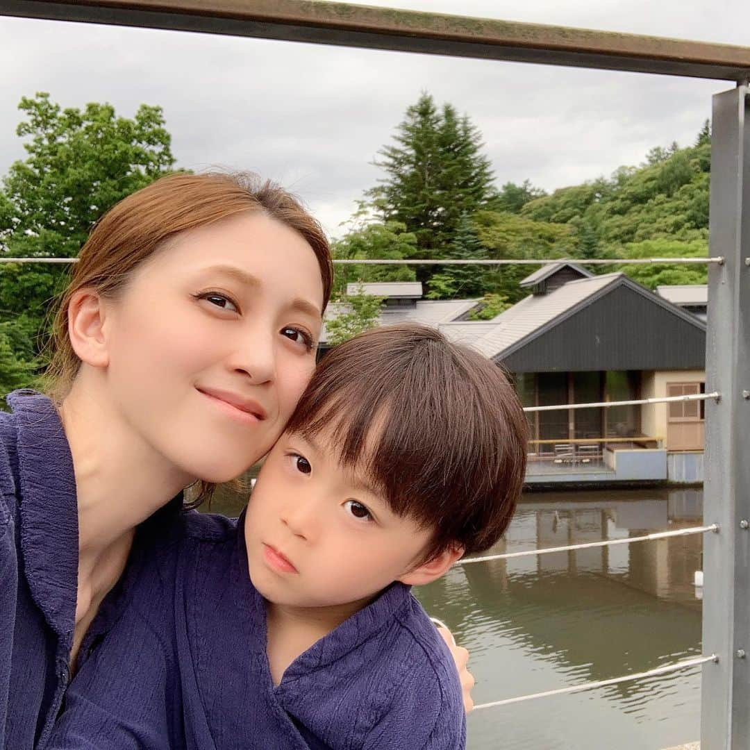 渡香奈さんのインスタグラム写真 - (渡香奈Instagram)「先週行って来た軽井沢星のや🍃自然に囲まれてリフレッシュできた😌虫捕りセット貸してくれて子供達大はしゃぎでしたが取れたのはガと羽ありとちょっと気持ち悪いバッタのような虫…😰笑 水辺のお部屋からの景色気持ち良き〜✨ #星のや軽井沢 #星のリゾート軽井沢 #軽井沢 #車で行ける旅行 #温泉好き #ハレルニテラス #子連れ旅行 #夏休み #虫取り #水辺の部屋」7月17日 18時57分 - kanarina1261