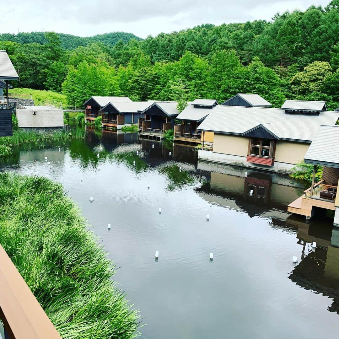 渡香奈さんのインスタグラム写真 - (渡香奈Instagram)「先週行って来た軽井沢星のや🍃自然に囲まれてリフレッシュできた😌虫捕りセット貸してくれて子供達大はしゃぎでしたが取れたのはガと羽ありとちょっと気持ち悪いバッタのような虫…😰笑 水辺のお部屋からの景色気持ち良き〜✨ #星のや軽井沢 #星のリゾート軽井沢 #軽井沢 #車で行ける旅行 #温泉好き #ハレルニテラス #子連れ旅行 #夏休み #虫取り #水辺の部屋」7月17日 18時57分 - kanarina1261