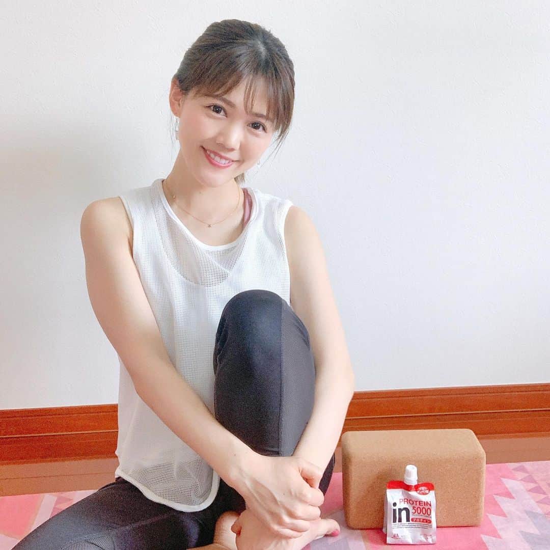 上坂由莉のインスタグラム：「﻿ ﻿ レッスン終わりの栄養補給🧘‍♀️✨﻿ inゼリーだと粉末で溶かす手間もないし﻿ 移動の多い私も手軽に持ち運べるからかなり重宝👟﻿ レッスンの間にもちゃんとたんぱく質をとれます🥰﻿ ​﻿ ​﻿ 夏は食欲落ちやすいけどゼリータイプでスルスル飲めるし﻿ 何よりこのヨーグルト味がめっちゃ美味しい🥣﻿ 甘すぎずスッキリした後味なので運動後でも﻿ 凄く飲みやすいよ〜❤️﻿ ​﻿ ​﻿ FiNCのアプリ内でプレゼントキャンペーンも﻿ やってるから是非試してみてね🤗﻿ ​﻿ ​﻿ #inゼリー #inゼリープロテイン #inゼリーFiNCアンバサダー #FiNC #FiNCアンバサダー﻿」