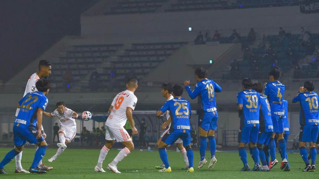 田上大地のインスタグラム：「第5節 vs FC町田ゼルビア 3-3 プロ初のFKでのゴール⚽️ 相当嬉しかった！ でも、これまでの失点の多さは個人的にもチームも誰も納得してません。 絶対修正出来る失点なので、反省を活かせるよう取り組んでいきます！ 7/19(日)はホームでの試合、必ず勝ちます！ たくさんの応援よろしくお願いします🧡💙 動画はたまたま友人が撮ってくれていました！笑 #twelvefootball  #gekisaka #アルビレックス新潟 #albirex #albirexniigata #niigata #j2 #j2league #アイシテルニイガタ #50」