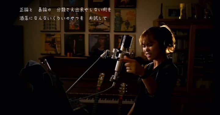 二宮愛のインスタグラム：「#米津玄師 さんの新曲 #感電　⚡️⚡️⚡️⚡️ カバーしました🎤🎧🖤 link in BIO!!!! PLZ check out my YouTube channel!!! ________________ #米津玄師さん好きな人と繋がりたい #新曲 #カバー曲  #instamusic #cover #coversong #aininomiya #yonezukenshi #kanden #instagood #instalike」