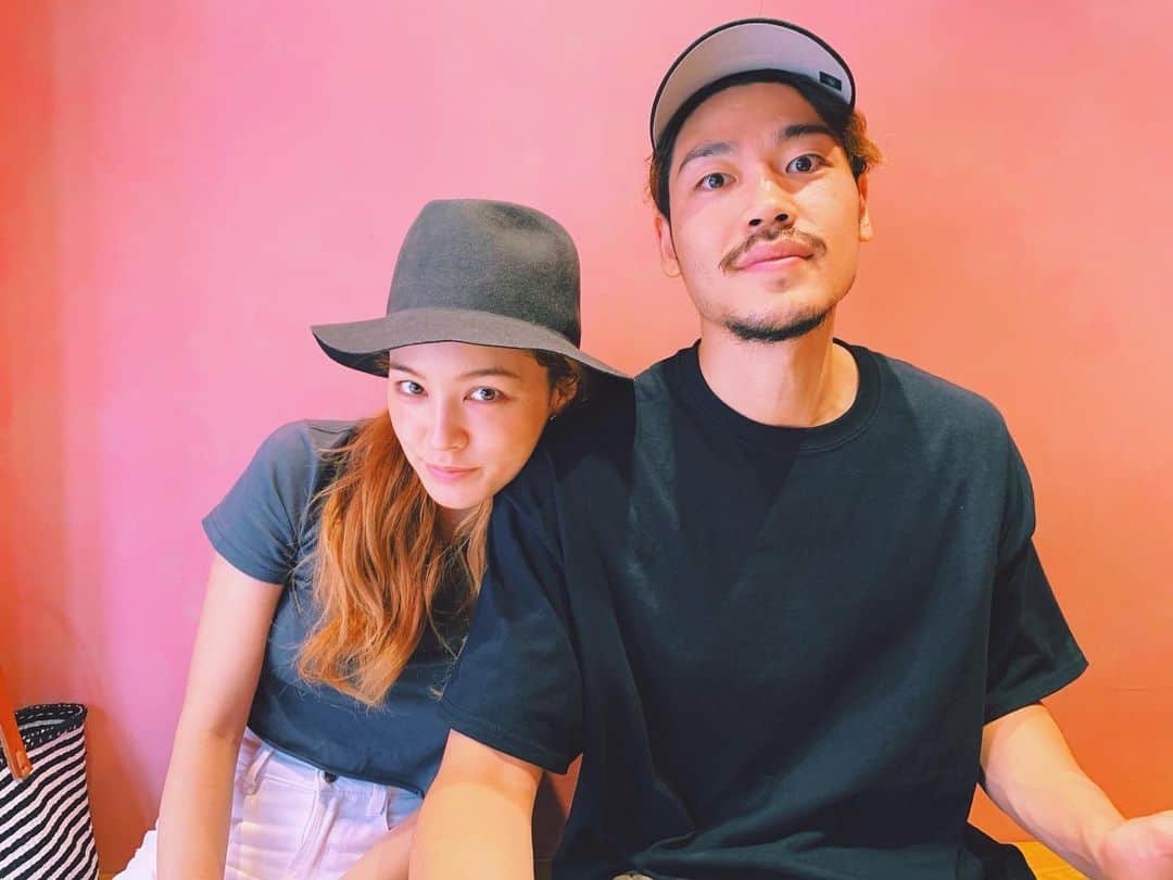 ステファニーのインスタグラム：「💖💞💕 夫婦仲良しの秘訣をよく聞かれるんだけど いろんな感情を共有すること ありがとうとごめんねをちゃんと伝えること 愛を伝えること 馬鹿みたいに笑うこと 私達二人はこんな感じ。 ただ、いろんな人がいて いろんな形があるから 誰かと比べすぎず 二人らしくいることは 大切にって思う☺︎ なかよしって、いいね！」