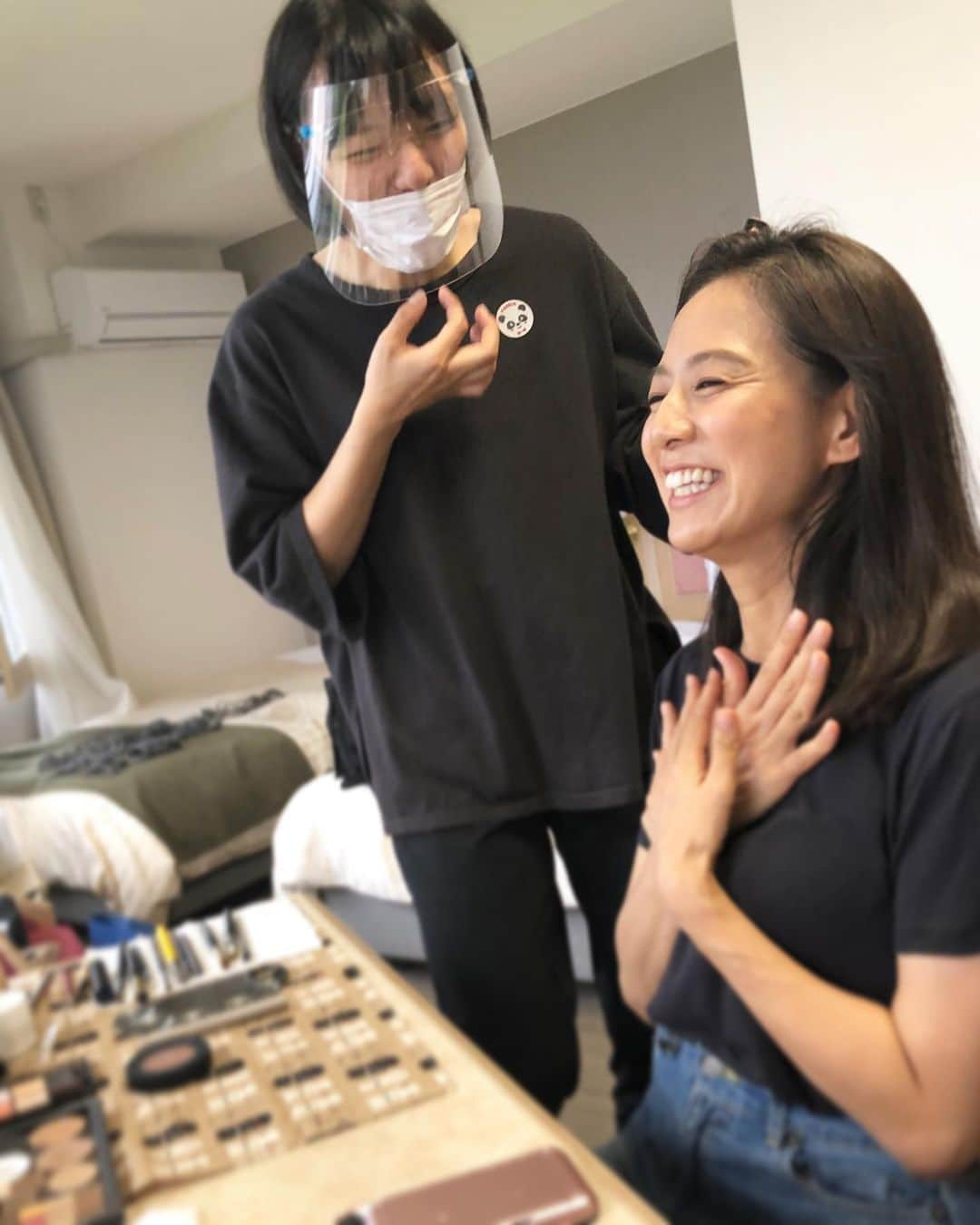 篠原ゆき子さんのインスタグラム写真 - (篠原ゆき子Instagram)「こんにちは！マネージャーです👩🏻‍💼今日は「女たち」の取材でした😄とっても雰囲気が良くて素敵な撮影現場です🥰ヘアメイクの董（トウ）さんと篠原。董さんは中国出身のヘアメイクさん🇨🇳いつも現場を明るくしてくださいます😊素敵な現場に篠原共々感謝です。#篠原ゆき子 #女たち #取材 #映画」7月17日 18時54分 - yukiko_shinohara_official