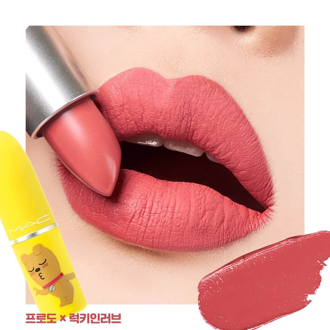 M∙A∙C Cosmetics Japanのインスタグラム：「【本日公式オンラインショップ先行発売】 韓国最大のメッセンジャーアプリ、「カカオトーク」との限定コラボコレクションが登場✨ ㅤ カラーは全4色💄スワイプして仕上がりをチェック👉 画像1枚目: ラッキー イン ラブ ※限定色 画像2枚目: レディ デンジャー 画像3枚目: シー シアー 画像4枚目: トゥ ラック！ ※限定色 ㅤ ※7月22日(水) M·A·C心斎橋先行発売 ※7月29日(水) 全国発売 ㅤ 【公式オンラインショップ限定特典】 ☑︎7月23日(木) 23:59まで全品送料無料！ ☑︎初回ご購入のお客様へ10% OFFクーポンをプレゼント （クーポンコードwelcome）  ㅤ #MACカカオフレンズ #mackakaofriends  #MACCosmeticsJapan #MACCosmetics #MAC #MACコスメ #マックコスメ #コスメ#コスメ紹介#コスメ好き#コスメレポ #化粧品 #デパコス #コスメ部 #コスメマニア #メイク好き#メイク道具#美容大好き#美容好き#トレンドメイク#夏メイク#メイクテク#MACリップ#リップ#リップメイク#リップスティック#リップケア#ボリューム#ぷっくり#リップマニア」