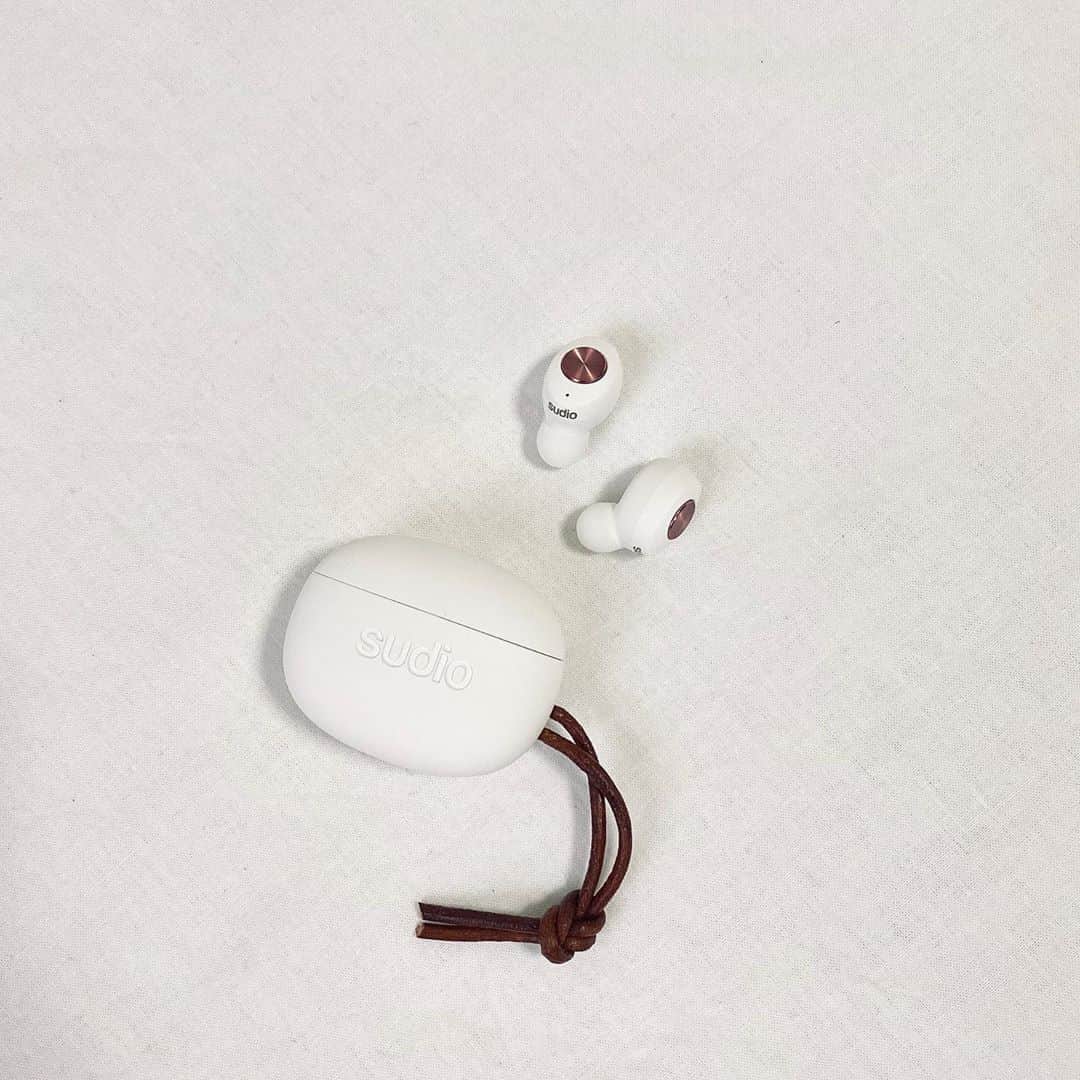 のインスタグラム：「﻿ ﻿ 最近の私のお供﻿ @sudio 様 の #tolv （トルブ）です🎧♡﻿ ﻿ ☑︎最大35時間再生可能﻿ ☑︎コンパクトな充電ケース﻿ ☑︎防汗性能﻿ ☑︎イヤホン両側にマイクを装備﻿ →いつでもどこでも通話を楽しむことが可能💡﻿ ☑︎グラフェンドライバー採用によるダイナミックに響く低音域﻿ ﻿ ﻿ ﻿ 音質がとても良い❣️﻿ 私はいつでもどこでもイヤホン人間なのでとても快適で幸せです☺️笑﻿ デザインも気に入っています😳﻿ やっぱり毎日つけるものだから可愛いものがいいですなあ...🥱♡﻿ ﻿ ﻿ ﻿ 👜トートバックキャンペーン👜﻿ イヤホンをご購入いただいた方へ﻿ Sudioオリジナルトートバッグを無料でプレゼント🎁（写真二枚目参照）﻿ ﻿ 持ち手が可愛い🥰﻿ 内側にケータイやミニ財布が入れられるくらいのポケットが付いていて便利です❤︎（トートバッグってこれがあるとないで使いやすさが変わってきますよね！私だけ？！笑）﻿ 8/2までの期間限定です☺︎﻿ ﻿ ﻿ ﻿ さらにさらに！！！！（通販番組みたいになってきた💁‍♀️）﻿ ﻿ Sudio公式サイトでなんと全商品を15%オフでご購入いただけるクーポンを発行して頂きました＼(^o^)／﻿ 🎟15%offクーポンコード『chia』﻿ 有効期限：‪2020年10月13日‬﻿ ﻿ ﻿ ﻿ 公式サイト⇨https://www.sudio.com/jp/﻿ ﻿ ﻿ ﻿ ﻿ ﻿ ﻿ #sudio #sudiomoments #PR﻿ #音楽好きな人と繋がりたい #音楽のある生活 #bluetoothイヤホン #邦ロック好きな人と繋がりたい #nomusicnolife  #lovemusic」