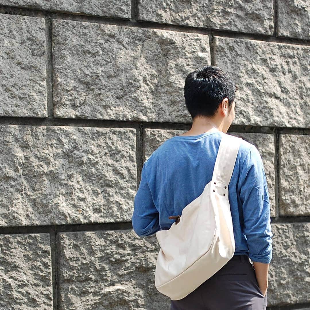 CLEDRAN_JAPANさんのインスタグラム写真 - (CLEDRAN_JAPANInstagram)「自然体を素敵に彩る。毎日の相棒にぴったりなカジュアルビッグショルダー  SAC BIG SHOULDER ニュースペーパーバッグのようなクラシカルな佇まいが心くすぐるショルダーバッグ。 肩に掛ける他、身体に添わせるたすき掛けもOK。広い開き口で物の取り出しやすさは抜群です。 9号帆布にパラフィン(ロウびき)加工を施したコットンパラフィンで作っているので、ファブリック製品ながら風合の変化を楽しめます。 家族やパートナーと共用もできるユニセックスデザイン。 今ならオンラインストアにて全色そろってラインナップ中です。 . --------------------------- . ＼豊富な写真で詳しくチェック！／ CLEDRAN online store @cledran_japan　プロフィールページ URL>LADIES>ONLINESTORE . ＼来て見て触って確かめられる／ CLEDRAN shop list 大阪本店 @cledran_osaka 東京店 @cledran_tokyo 名古屋ラシック店 @cledran_lachic . *各実店舗、オンラインストアで在庫状況は異なります。 気になる商品はお店に足を運ぶ前に電話で確認するのがオススメ。 商品によってはお取り寄せやお取り置きも承っています。 . -------------------------- . #cledran #クレドラン #CledranJapan #bag #バッグ #鞄　#かばん　#カバン  #madeinjapan#ショルダーバッグ#shoulderbag #帆布 #コットンパラフィン  #コットンバッグ #コットンショルダー #帆布鞄 #ニュースペーパーバッグ」7月17日 18時58分 - cledran_japan