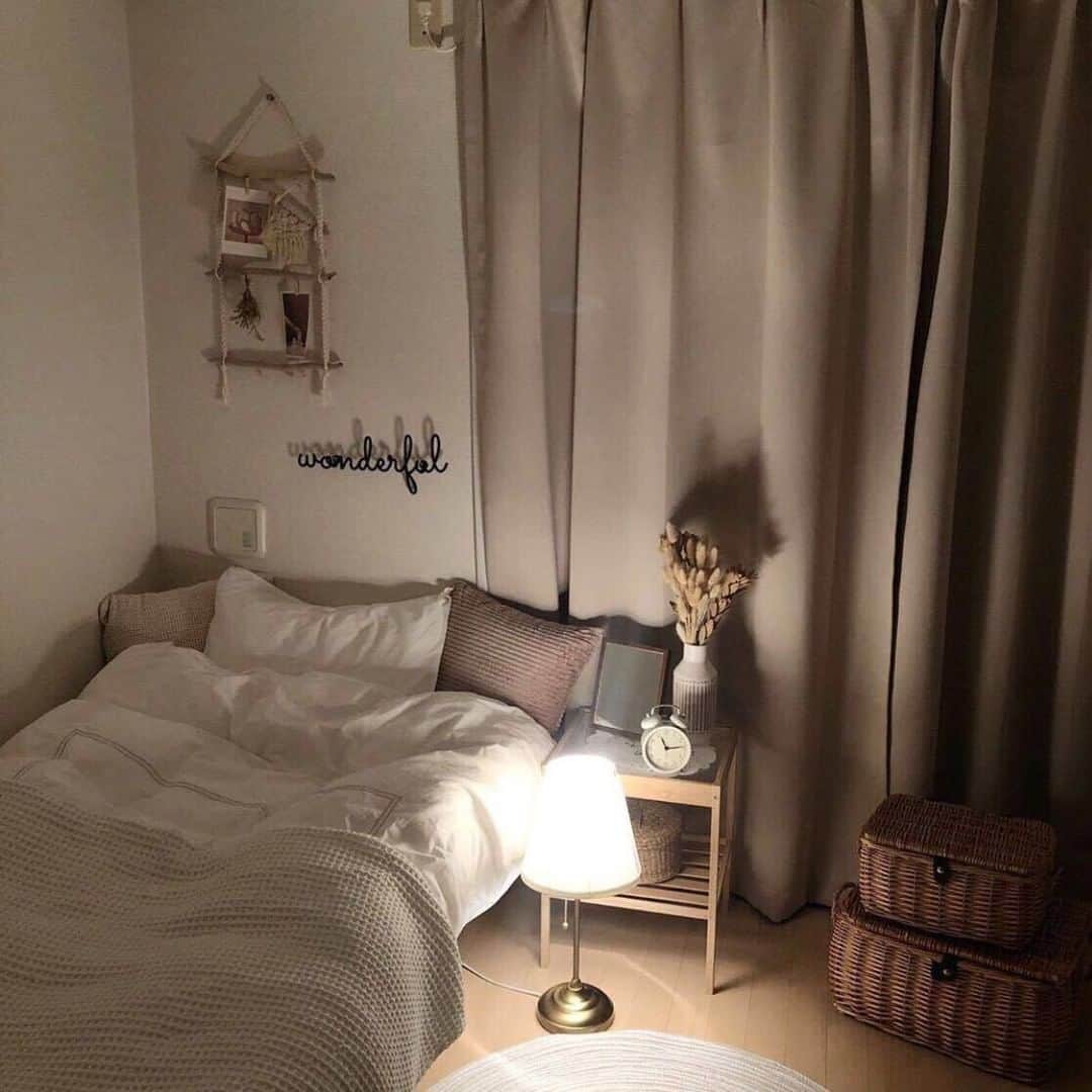 MOVE / ムーブさんのインスタグラム写真 - (MOVE / ムーブInstagram)「❁  ┈┈┈┈┈┈┈┈┈┈┈┈┈┈┈  おしゃれな間接照明は、お部屋でのリラックスタイムをアップグレード✨  仕事、学校が忙しくてクタクタな体を癒すお部屋にはもってこいのアイテムなんです！   寝る前の読書や日記の時間などなど…。  間接照明の暖かな光はお部屋での時間を充実させてくれるはず❤︎  Photo by @okana_nemui  @_prroom_  @kaoriiiii___87 @ai__mini__room @saku_____129  MiLKではみなさんからのお写真を募集しています♡  @milk_magazine_ を付けて投稿してね♡  ┈┈┈┈┈┈┈┈┈┈┈┈┈┈┈  #一人暮らし #ひとり暮らし #ひとり暮らし部屋 #1人暮らし #一人暮らし部屋 #マイルーム #ひとりぐらし #ベッドルーム #部屋 #模様替え #お部屋 #インテリア好き #賃貸インテリア #一人暮らしインテリア #韓国インテリア #マイルーム #賃貸暮らし #シンプルインテリア #マンション暮らし #ホワイトインテリア #おうち時間 #おうちカフェ #塩系インテリア #インテリア部 #日々のこと #日々の暮らしを楽しむ #おうち時間 #韓国雑貨 #韓国キャンドル」7月17日 19時00分 - milkmag_official