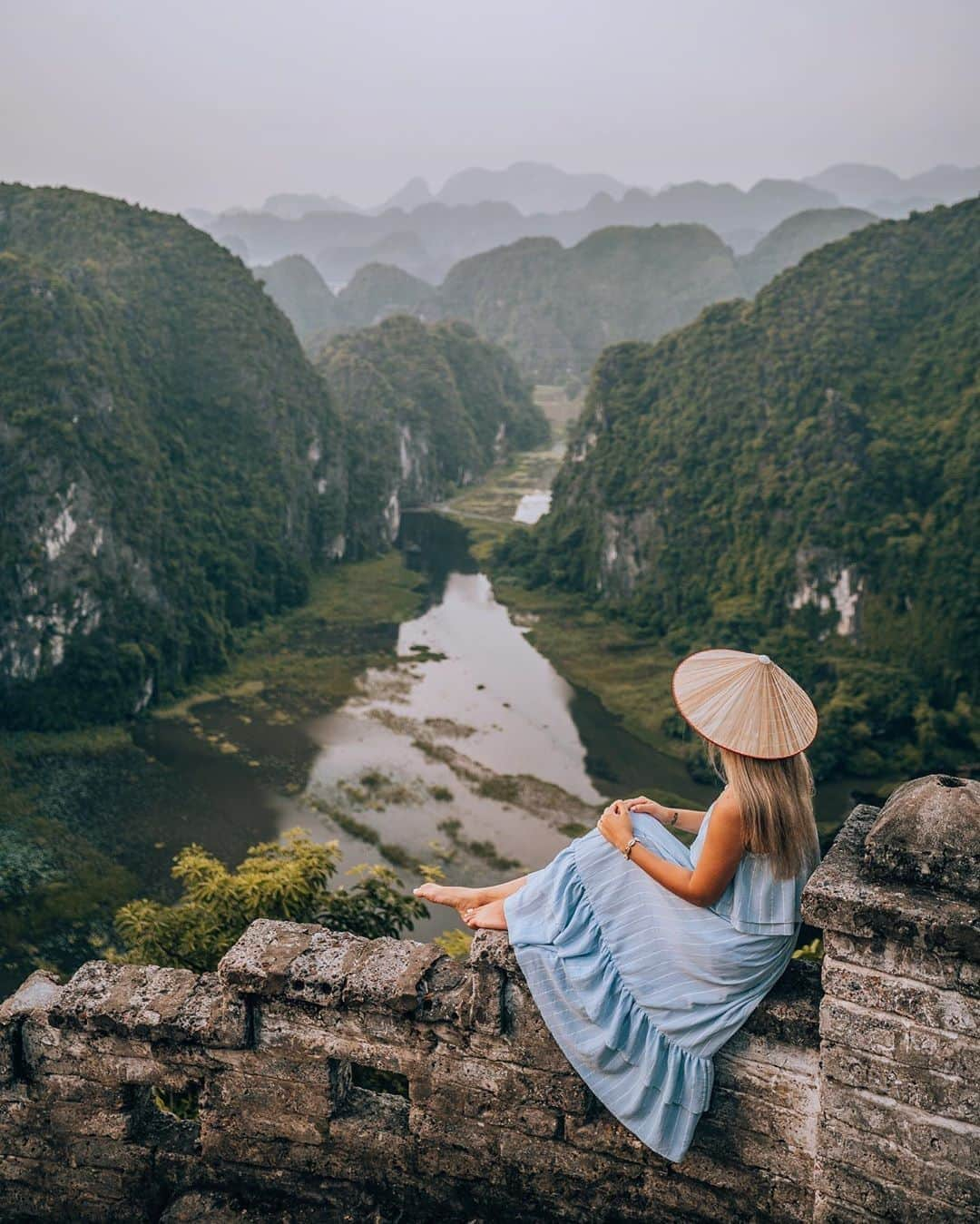 キャセイパシフィック航空さんのインスタグラム写真 - (キャセイパシフィック航空Instagram)「Discover the #MuaCaves on your next adventure to #Vietnam. With over 480 steps, the caves provide a panorama that reveals the full splendour of Tam Coc, Trang An and the Ngo Dong River. ⁣ ⁣ #越南 的三古地形獨特，擁有壯觀的山水景色，只要穿過 #木阿洞穴，爬上480級石梯，就能全無遮擋俯瞰三古、長安和吳東江的天然美景！⁣ ⁣ 📸: @cherrielynn⁣ ⁣ #cathaypacific #MoveBeyond #igtravel #travelgram #hangmua⁣」7月17日 19時00分 - cathaypacific